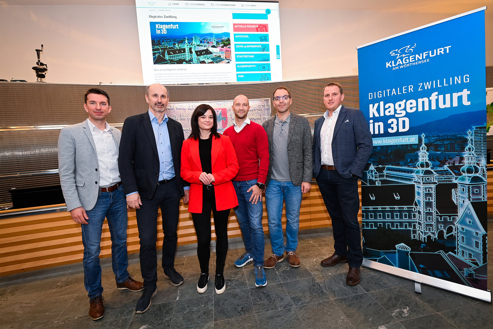 Das Team der Abteilung Vermessung und Geoinformation, welches den digitalen Zwilling der Stadt erschaffen hat: Reinhard Odrei, Abteilungsleiter DI Günter Koren mit Stadträtin Mag. Corinna Smrecnik sowie Michael Unterweger, Philipp Burgstaller und DI Gerhard Ressler. (v.l.) Foto: Helge Bauer