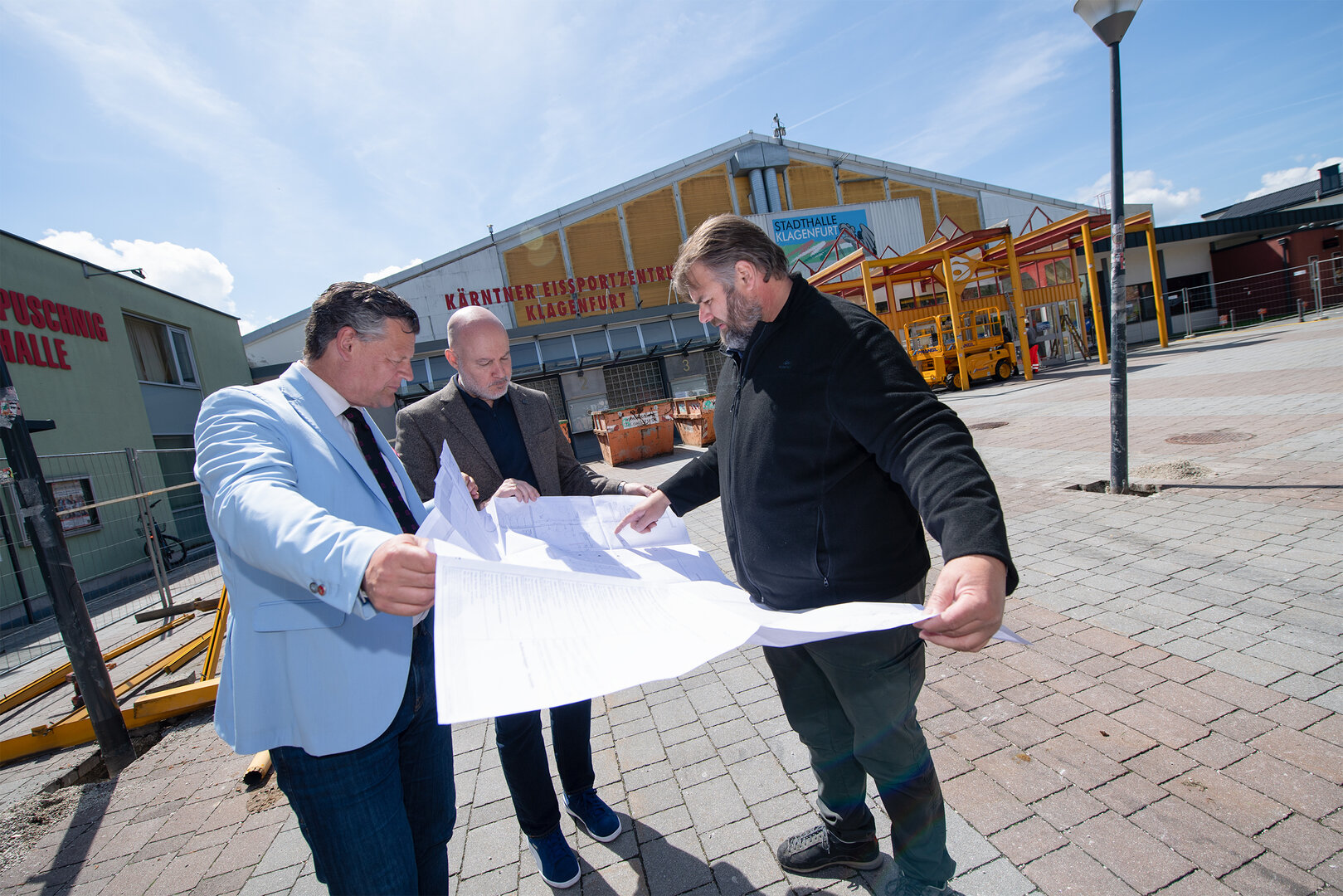 Bürgermeister Christian Scheider, Kärntner Messen Geschäftsführer  Dr. Bernhard Erler und der Technische Leiter Harald Dovjak-Ladinig beim  Lokalaugenschein der Arbeiten von Bauphase zwei.  Foto: StadtKommunikation/Bauer