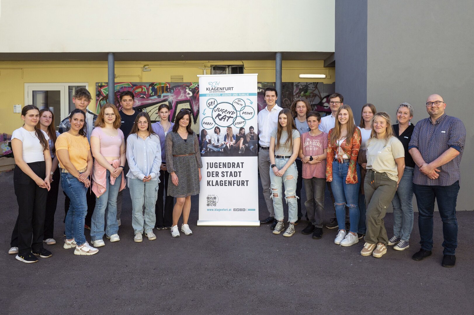 Der Klagenfurter Jugendrat bei seiner konstituierenden Sitzung mit Stadträtin Mag. Corinna Smrecnik und dem Organisationteam. Foto: SK/Hude