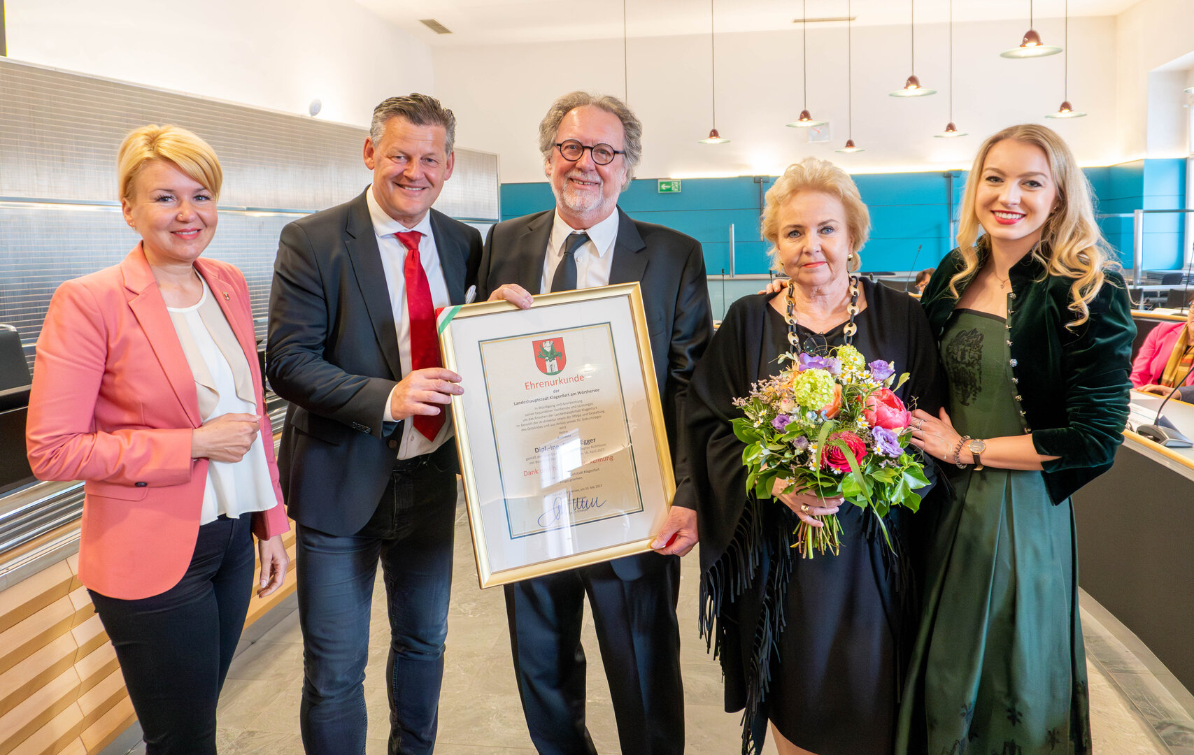  Bürgermeister Christian Scheider und Stadträtin Sandra Wassermann,  BA, überreichten Architekt Dipl.-Ing. Edgar Egger die Ehrenurkunde der  Landeshauptstadt Klagenfurt.  Foto: StadtKommunikation/Wiedergut
