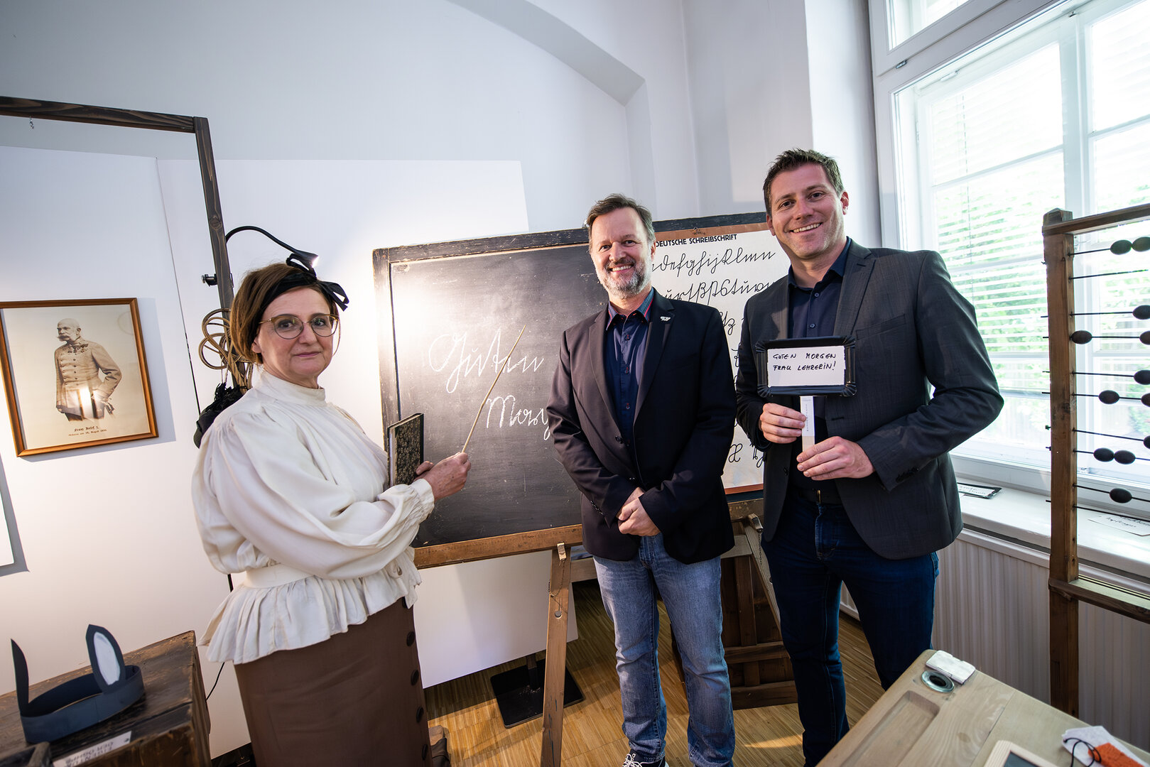 Bildungsreferent Vizebürgermeister Mag. Philipp Liesnig mit Mag. Thomas Valent (Leiter der Abteilung Bildung) und Mag. Daniela Obiltschnig (Leiterin Schulmuseum) präsentieren eine Schulstunde wie vor 150 Jahren im Klagenfurter Schulmuseum.  Foto: Bauer