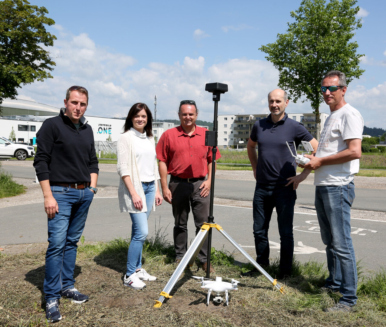 DI Gerhard Ressler MSc (Stv.-Leiter der Abt. Vermessung und Geoinformation), Stadträtin Mag. Corinna Smrecnik sowie der Projektleiter der FH-Kärnten Dr. Gernot Paulus, DI Günter Koren (Leiter der Abt. Vermessung und Geoinformation) und FH-Laboringenieur Ing. Ulf Scherling bei der Drohnenbefliegung des Hallenbadgeländes. Foto: SK/Krainz