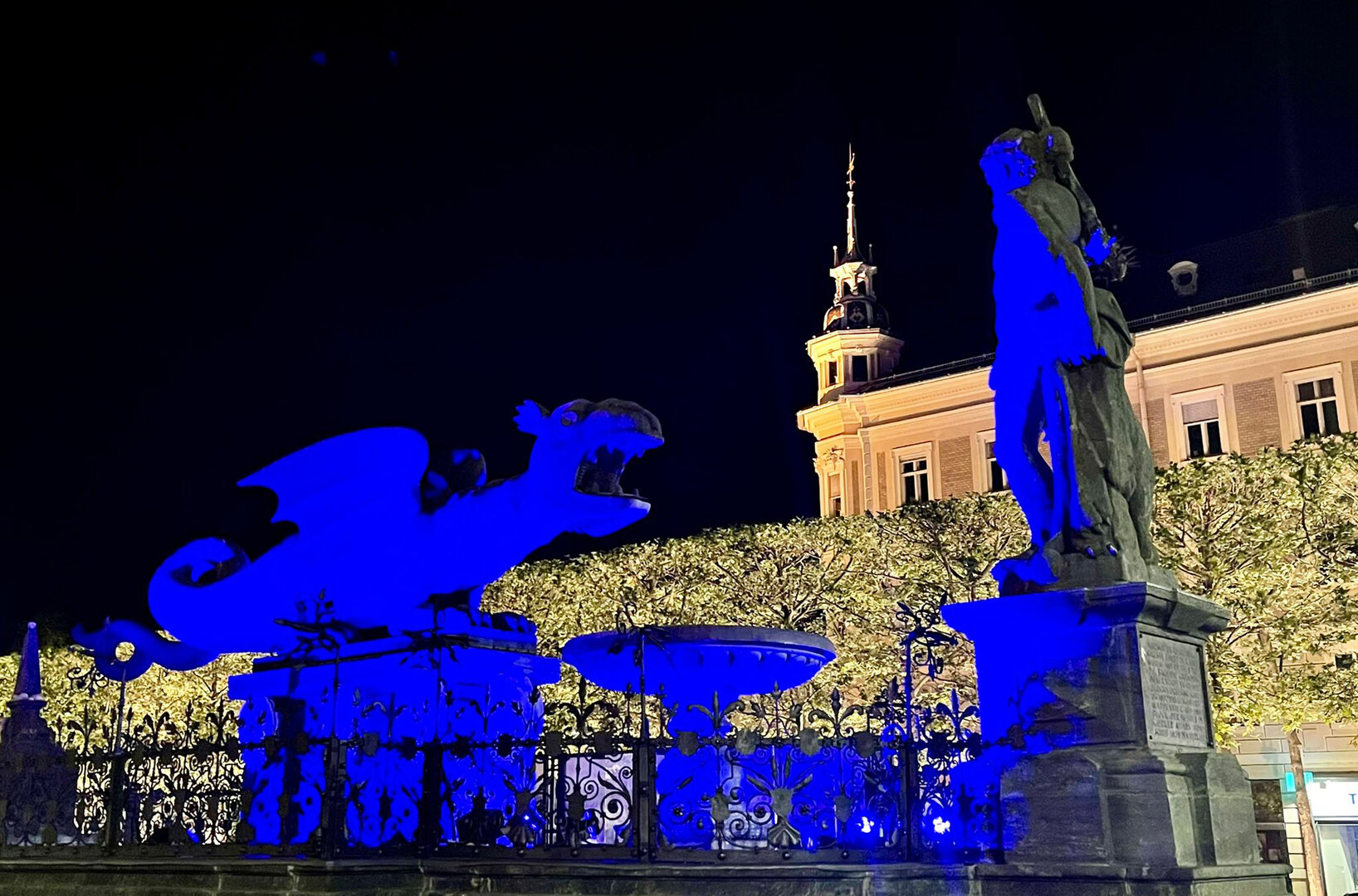  Im Zuge des internationalen ME/CFS Tages wird der Lindwurm blau  gefärbt.  Foto: StadtKommunikation