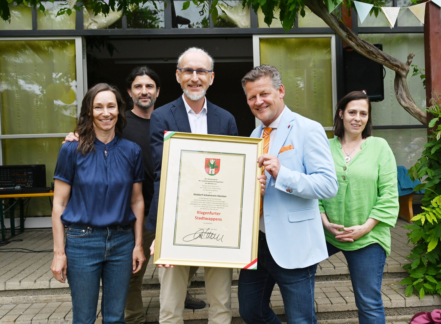 Der Waldorf-Schulverein-Kärnten erhielt das Klagenfurter Stadtwappen. Foto: StadtKommunikation/Hronek