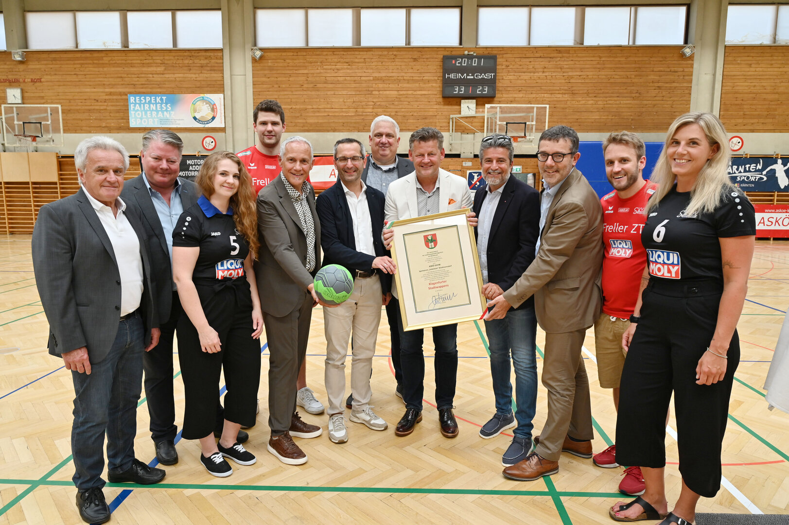 Der SVVW erhielt das Klagenfurter Stadtwappen von Bürgermeister Christian Scheider, Sportreferent Stadtrat Mag. Franz Petritz und weiteren Vertretern der Stadtpolitik. Foto: StadtKommunikation/Hronek