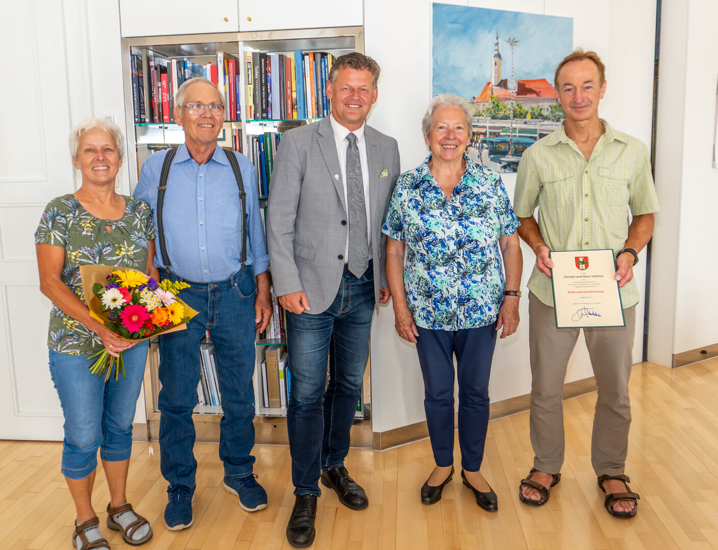 Bürgermeister Christian Scheider ehrte am Freitag Christel und Heinz  Vollmer. Sie wurden von der Familie Dreier von „Ferienwohnung Haus Dreier“ begleitet. Foto: StadtKommunikation/Wiedergut