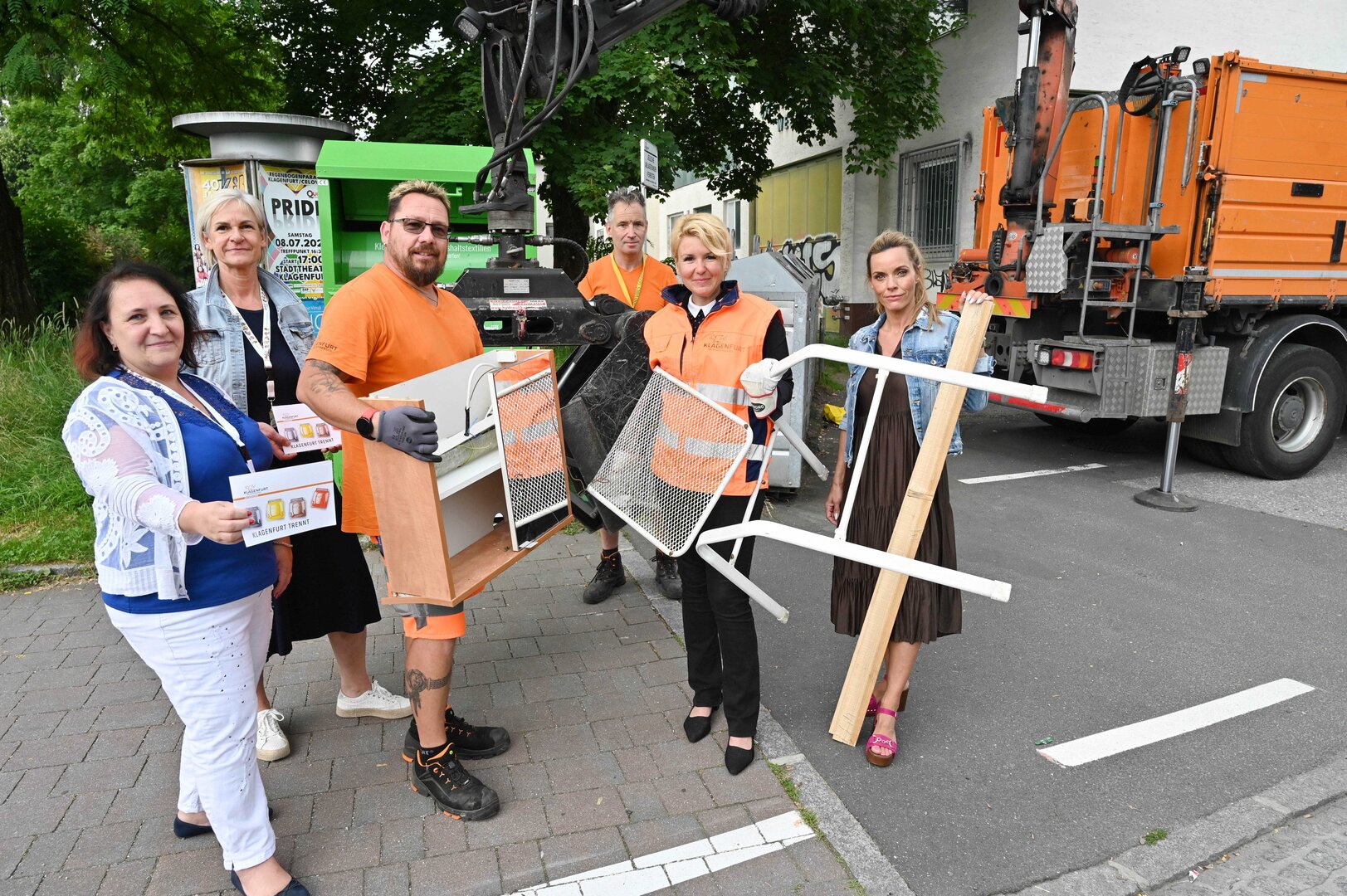 Die städtischen Abfallberaterinnen Manuela Hochmaier und Astrid Albrecht, Stadträtin Sandra Wassermann, Elisabeth Niederer (Geschäftsführerin Soziale Betriebe Kärnten) und Entsorgungs-Mitarbeiter beseitigten illegale Müllablagerungen.
