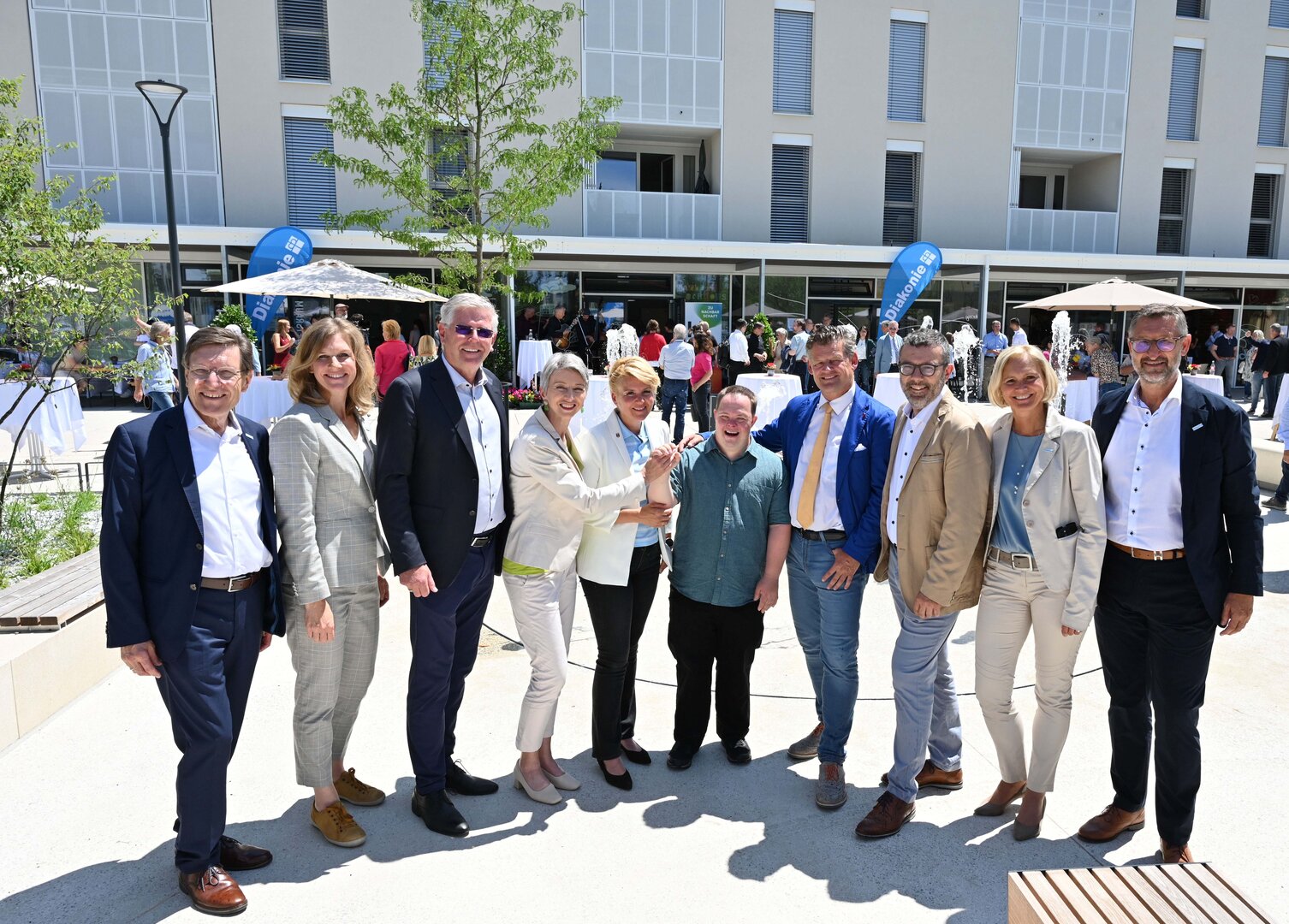 Rektor Hubert Stotter, Vizebürgermeister Alois Dolinar, Landeshauptmann-Stellvertreterin Gaby Schaunig, Stadträtin Sandra Wassermann, Bürgermeister Christian Scheider und Gemeinderat Manfred Jantscher eröffneten mit vielen weiteren Festgästen das neue Stadtteilzentrum Harbach.