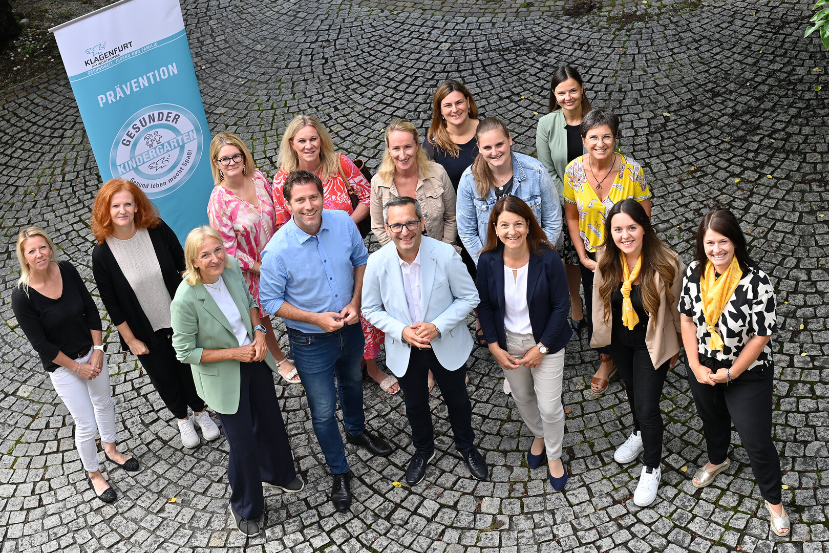 Dr. Birgit Trattler (Leiterin Abt. Gesundheit, Jugend und Familie), Bildungsreferent Vizebürgermeister Mag. Philipp Liesnig und Gesundheitsreferent Mag. Franz Petritz sowie Dr. Jutta Hafner-Sorger (Präventionsstelle) mit den Vertreterinnen der Kindergärten, die das Gütesiegel „Gesunder Kindergarten“ der Stadt Klagenfurt erhalten haben.  Foto: SK/Bauer