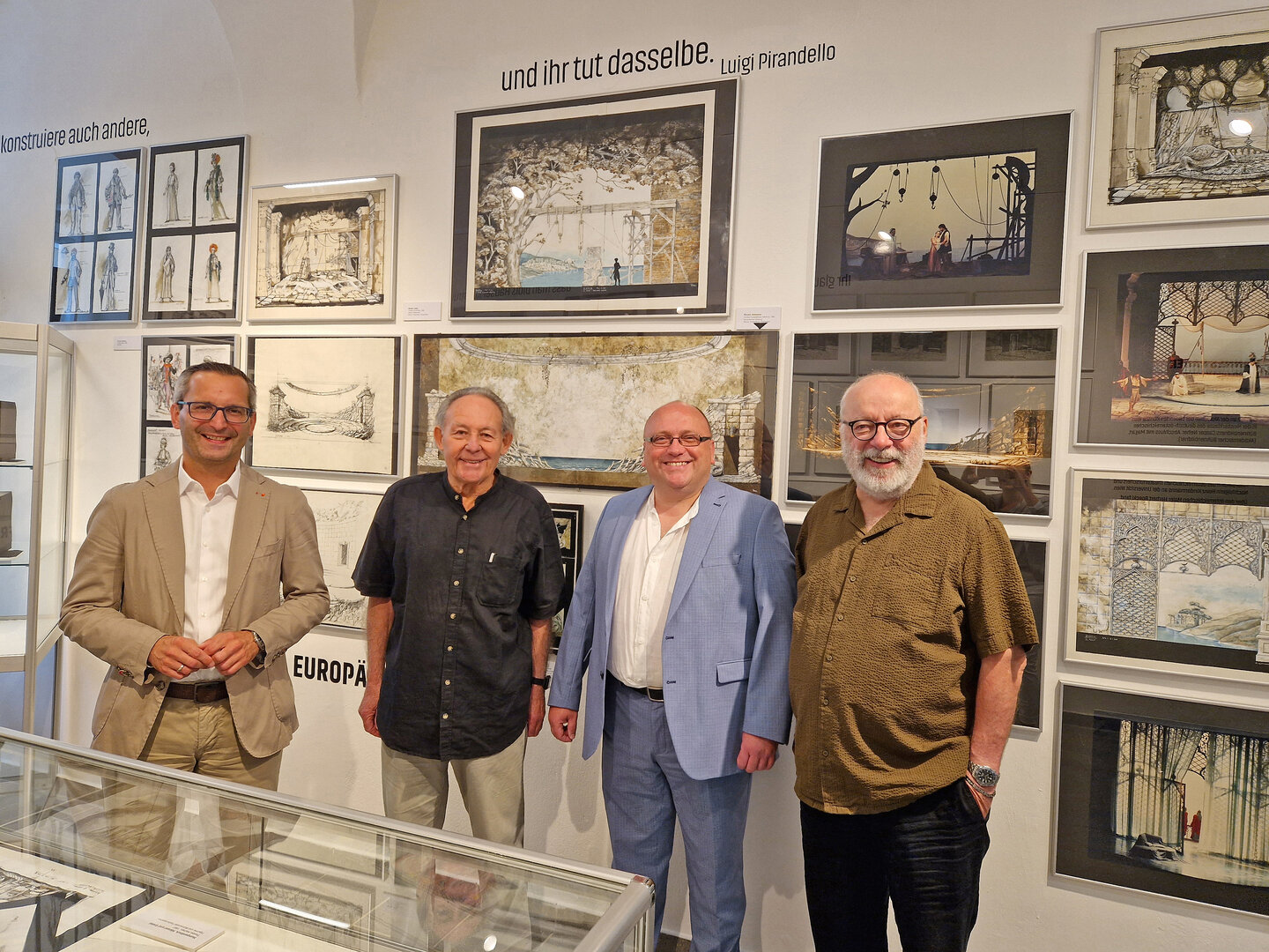 Kulturreferent Stadtrat Mag. Franz Petritz mit Bühnenbildner Hannes Rader, Mag. Alexander Gerdanovits (Leiter Abt. Kultur) und Kurator Günter Schmidauer.  Foto:SK