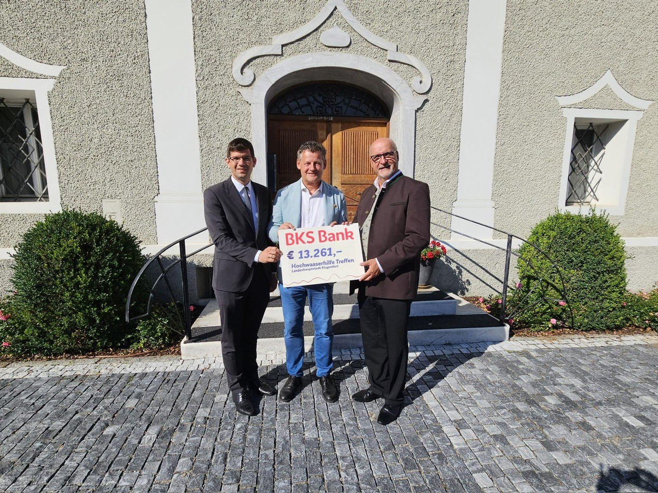 Bürgermeister Christian Scheider überreichte gemeinsam mit LHStv. Martin Gruber den Spendencheck an Klaus Glanznig, Bürgermeister von Treffen. Foto: Büro Bürgermeister