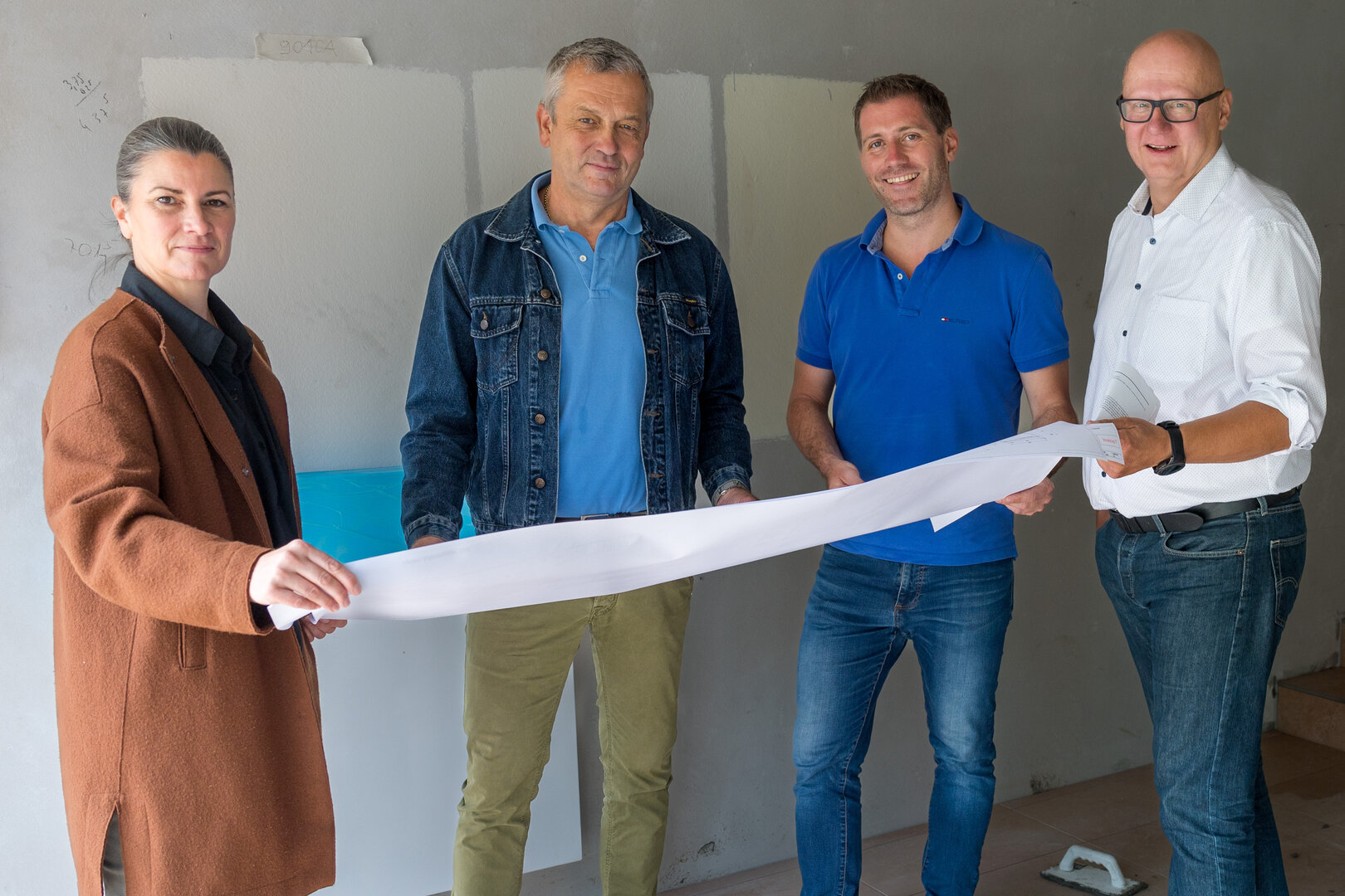 v.l.n.r. DI Erika Jäger (Architektin), Stadtrat Max Habenicht, Vizebürgermeister Mag. Phillip Liesing und Ing (FH) Robert Slamanig (Leiter  Abteilung Facility Management). Foto: StadtKommunikation/Kulmer
