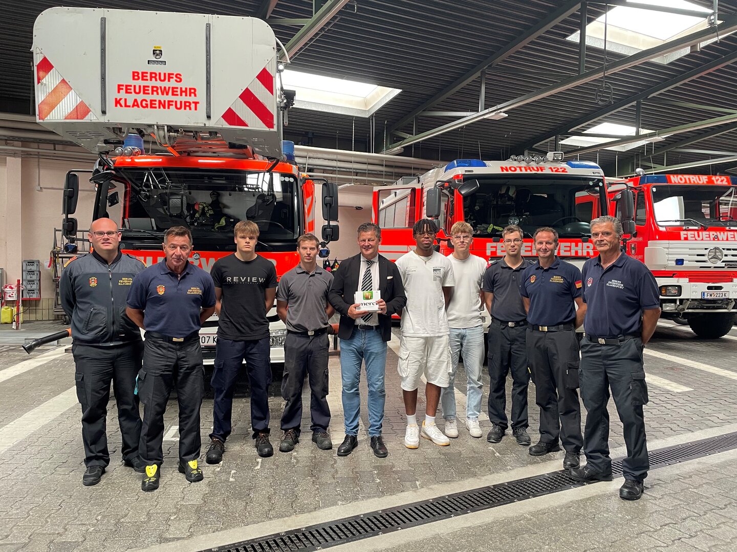 Bürgermeister Christian Scheider mit den Berufsfeuerwehrleuten und den Praktikanten, die in den letzten Wochen den Alltag der Florianis kennenlernen durften.  Foto: Büro Bgm.