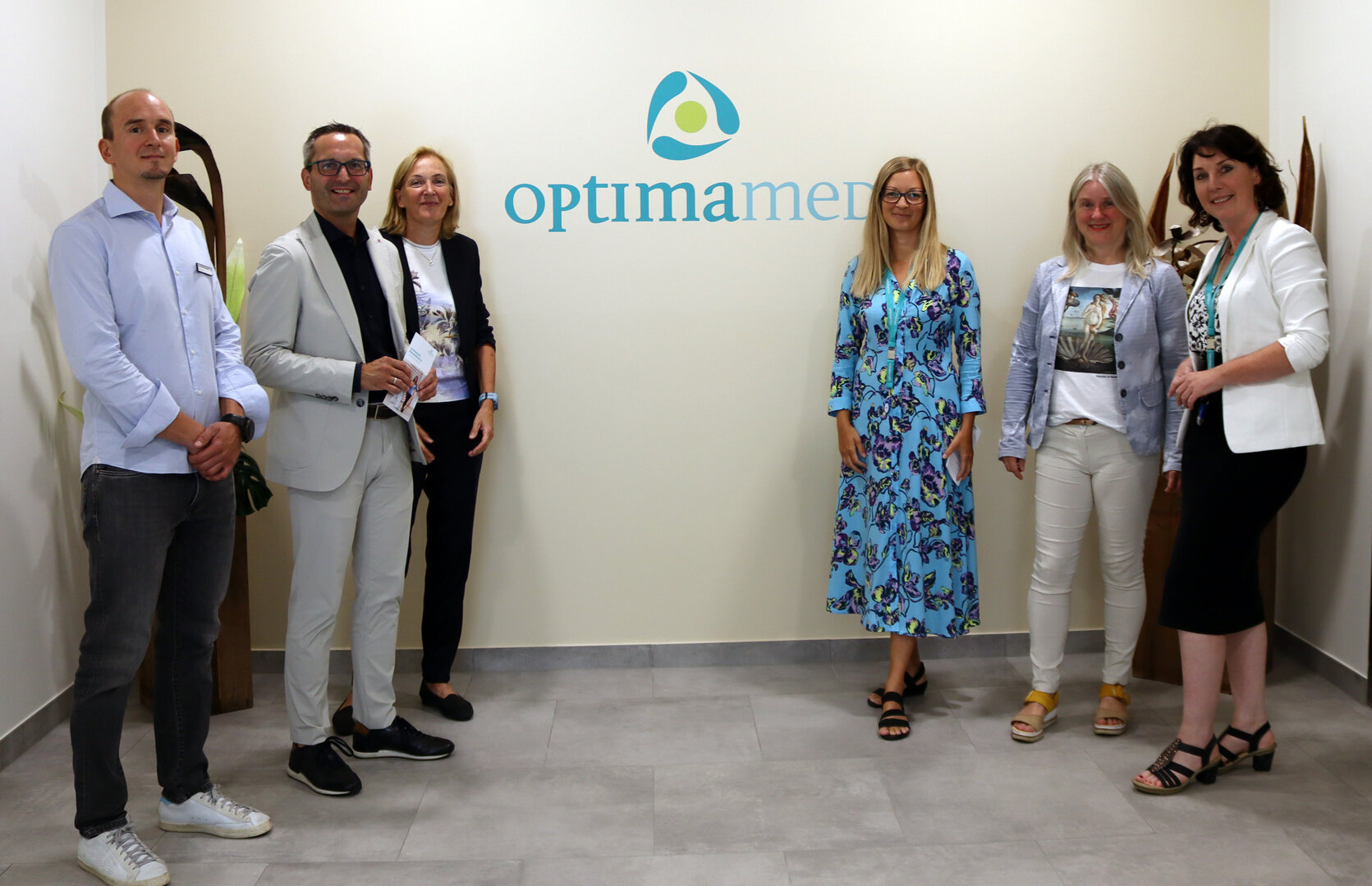 Dr. Christoph Leitner (ärztlicher Leiter), Gesundheitsreferent Stadtrat Mag. Franz Petritz, Dr. Birgit Trattler MSc, Melanie Pereira-Arnstein, BA (Sozialarbeiterin), Dr. Cornelia Trink (Fachärztin für Psychiatrie) und Verwaltungsdirektorin Claudia Schratter. Foto: StadtKommunikation/Kaimbacher