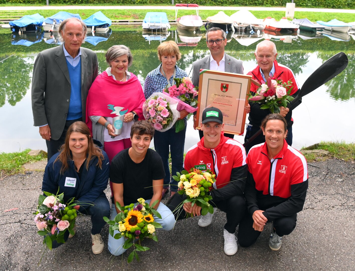 Ehrung im Rahmen der Jahreshauptversammlung mit ASVÖ Kärnten Präsident Dr. Christoph Schasché, Landtagsabgeordnete Ruth Feistritzer, Helene Winkler, Sportstadtrat Mag. Franz Petritz, KVK Sportvorstand Prof. Helmar Steindl (stehend v.l.), Valentina Kröner, Nadine Veratschnig, Felix Oschmautz, Obmann Mag. Dr. Gerhard Schmid (alle KVK)