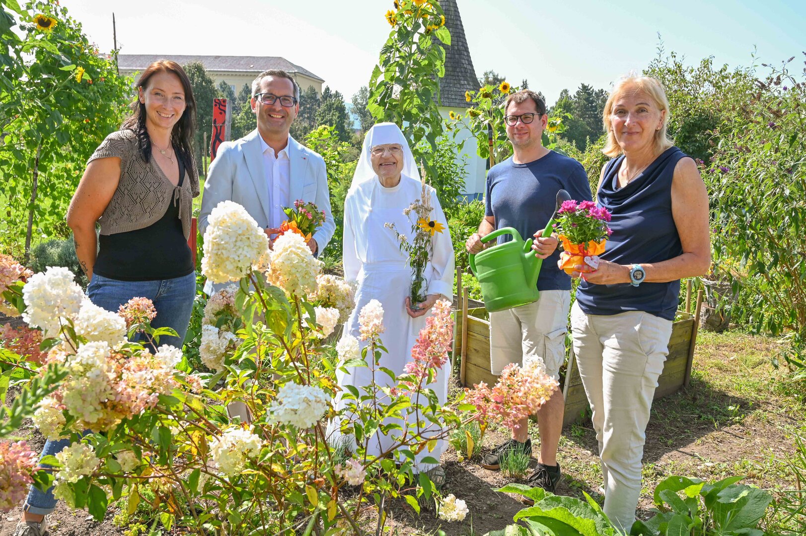 Kerstin Fanzott (Leiterin Suchtberatungsstelle), Gesundheitsstadtrat Franz Petritz, Schwester Leopoldine, Cebin Daniel (Leiter des Therapiegartens) und Dr. Birgit Trattler (Leitern Abteilung Gesundheit) luden zum Fest in den Therapiegarten. 