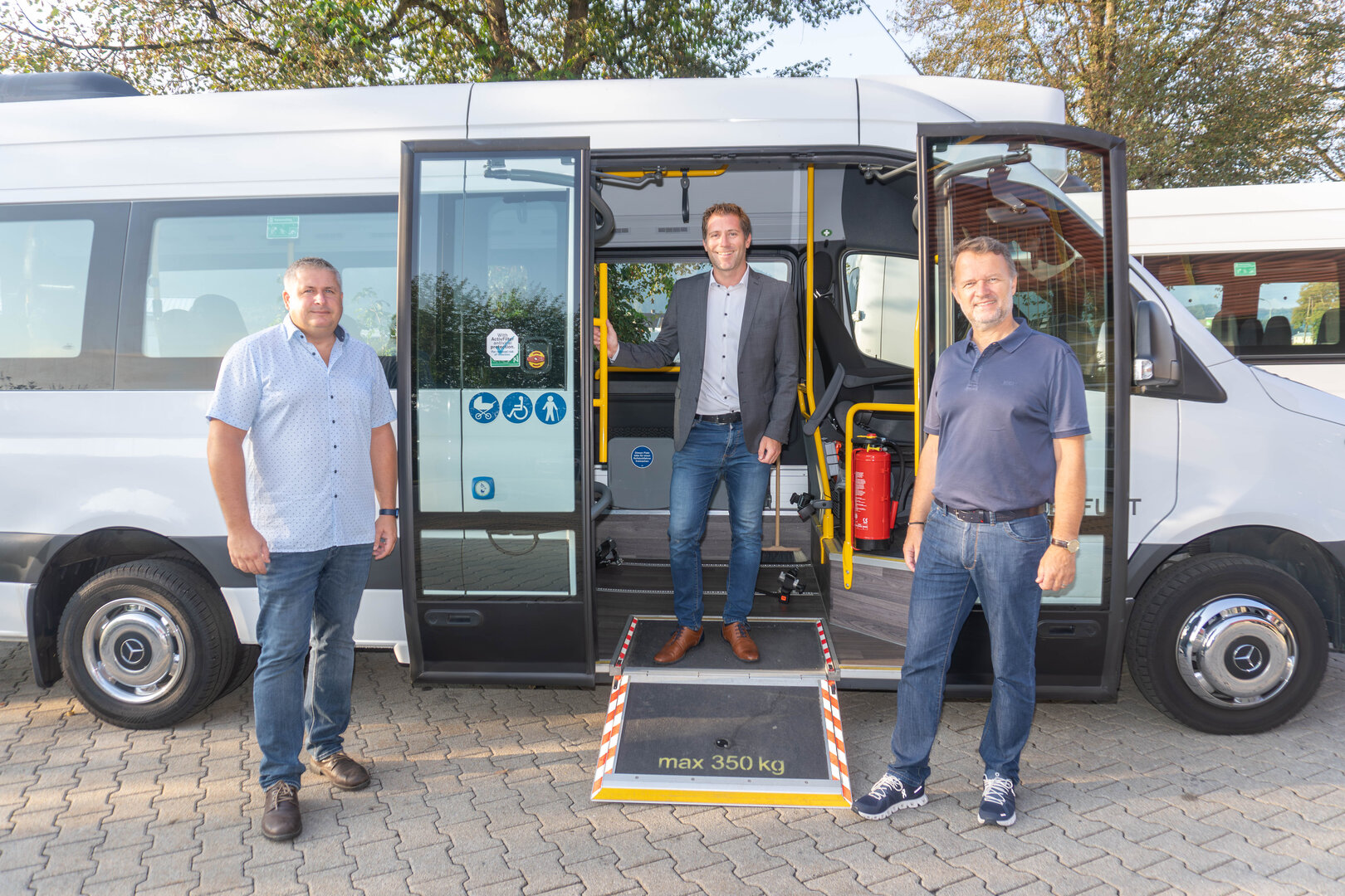 Dirk Einnatz (Leitung der Schulbus-Sparte), Vizebürgermeister Mag.  Philipp Liesnig und Mag. Thomas Valent, Leiter Abteilung Bildung.  Foto: StadtKommunikation/Wiedergut