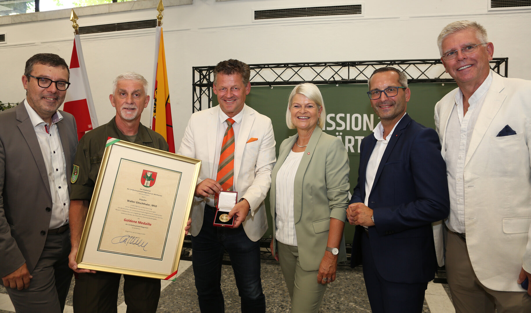  Bürgermeister Christian Scheider sowie weitere Vertreter der Politik ehrte am Freitag den langjährigen Militärkommandanten Brigadier Walter  Gitschthaler, MSD, mit der Goldenen Medaille der Landeshauptstadt. V.l.:  Gemeinderat Mag. Manfred Jantscher, Brigadier Walter Gitschthaler, MSD,  Bürgermeister Christian Scheider, Verteidigungsministerin Mag. Klaudia  Tanner, Stadtrat Mag. Franz Petritz und Vizebürgermeister Prof. Mag. Alois  Dolinar. Foto: StadtKommunikation/Krainz