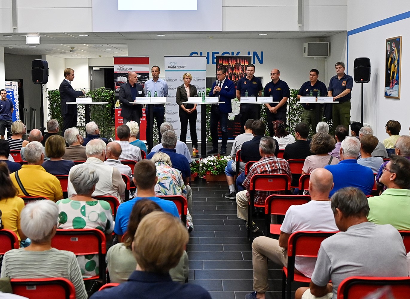 Rede und Antwort standen Bürgermeister Christian Scheider, Hochwasserreferentin Sandra Wassermann, BA sowie eine Vielzahl an Experten beim Informationsabend für Betroffene des Hochwassers im Sportpark. Foto: SK/Bauer 