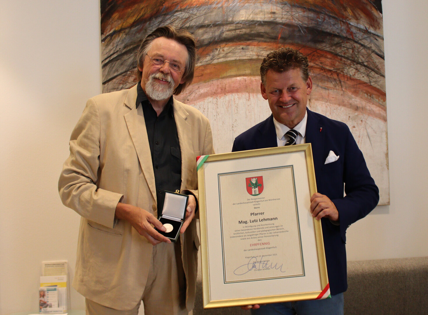 Bürgermeister Christian Scheider freute sich den Ehrpfennig an Lutz Lehmann zu überreichen. Foto: StadtKommunikation/Kaimbacher