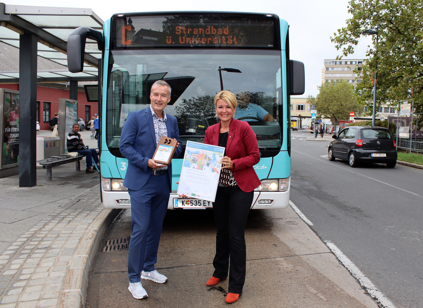 Referentin für ÖPNV Stadträtin Sandra Wassermann, BA und Dr. Wolfgang Hafner (Leiter Abteilung Klima und Umweltschutz) freuen sich sehr über die VCÖ-Mobilitätspreis-Auszeichnung. Foto: StadtKommunikation/Kaimbacher