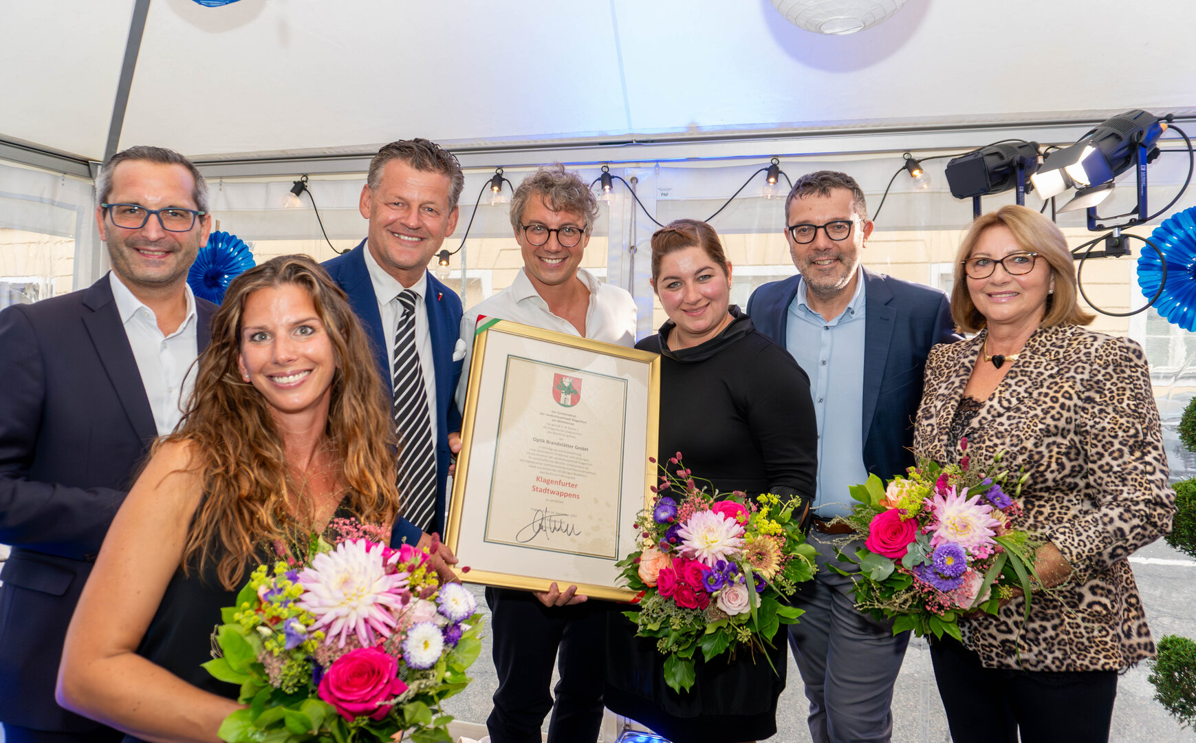 Bürgermeister Christian Scheider und weitere Vertreter der  Stadtpolitik zeichneten Optik & Hörakustik Brandstätter mit dem Stadtwappen  aus. Foto: StadtKommunikation/Wiedergut