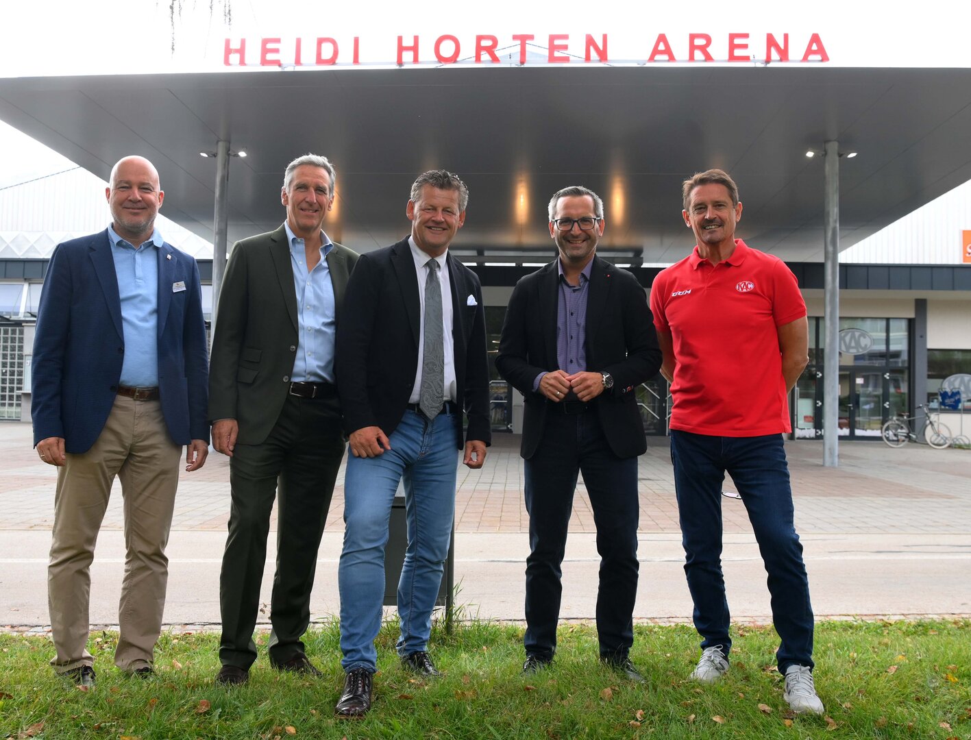 Messe GF Bernhard Erler, Architekt Christian Halm, Bürgermeister Christian Scheider, Sportstadtrat Franz Petritz und KAC GM Oliver Pilloni präsentierten die runderneuerte Eishalle (v.l.n.r.). 