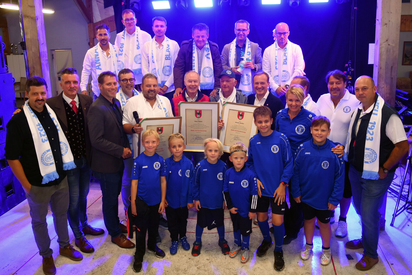 Der ASV erhielt am Samstagabend das Klagenfurter Stadtwappen und  auch den Lindwurmpokal des Sportreferats. Johann Dorfer und Hans Holzer  erhielten die Dank- und Anerkennungs-Urkunde.  Foto: StadtKommunikation/Pessentheiner