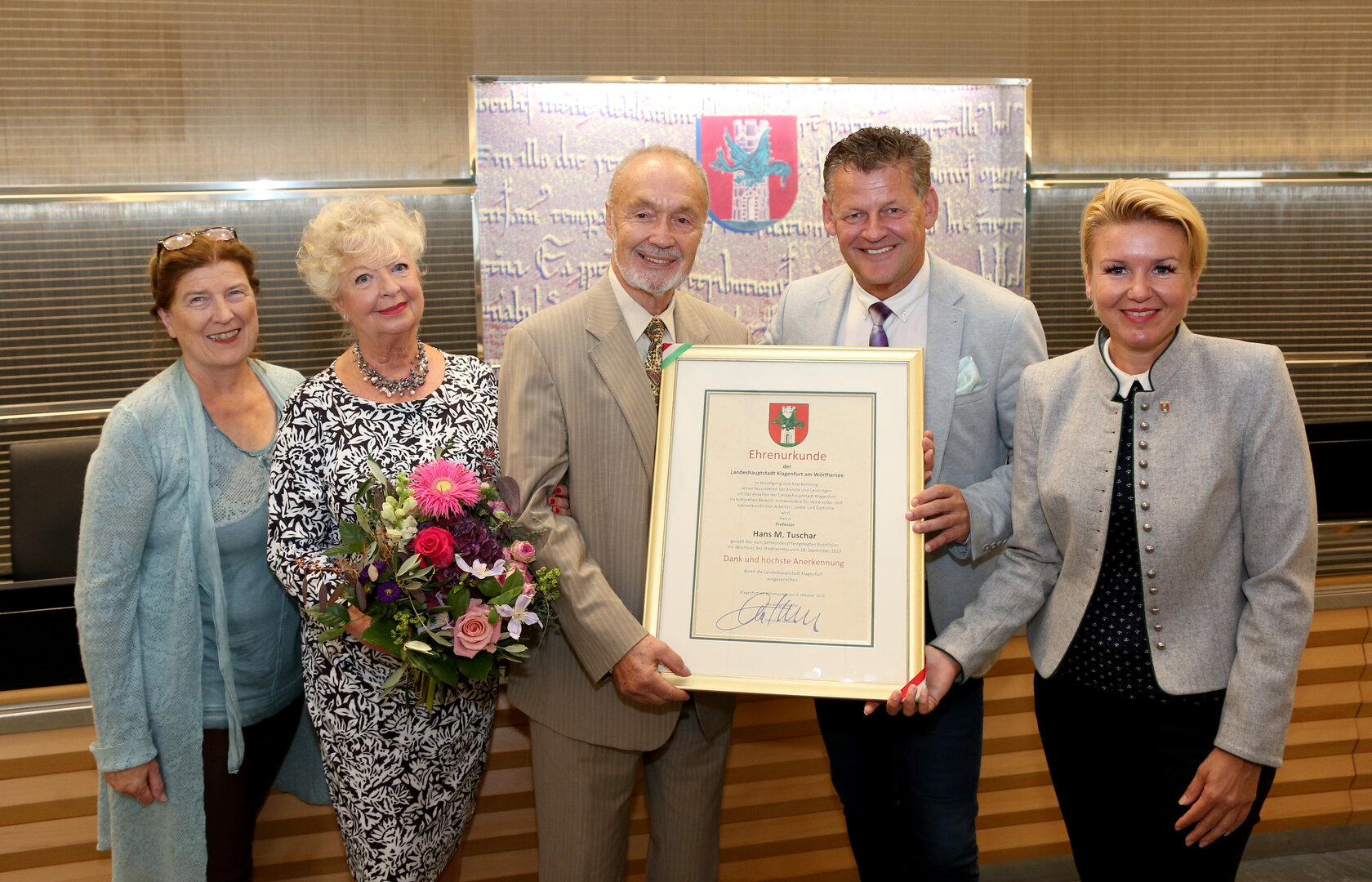 Bürgermeister Christian Scheider, Stadträtin Sandra Wassermann, BA und Gemeinderätin Gabriela Holzer freuten sich den Tausendsasa Prof. Hans Tuschar die Ehrenurkunde der Landeshauptstadt zu überreichen. Foto: StadtKommunikation/Krainz
