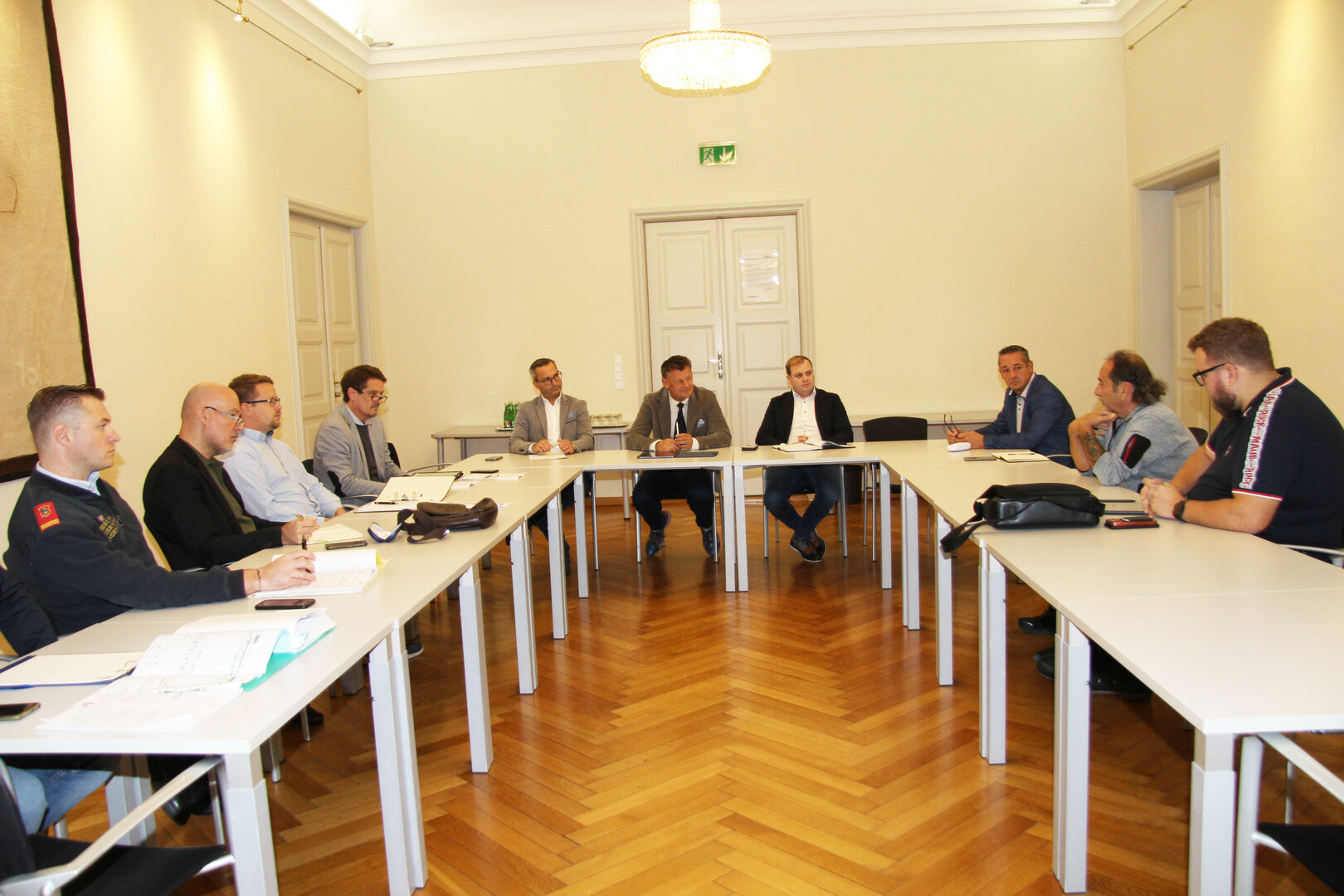 Eine gemeinsame Lösung für die Fanklubs-Anliegen konnte beim Runden Tisch im Rathaus mit Vertretern der Behörde, Berufsfeuerwehr, Messe, Fanklubs, KAC und Politik gefunden werden.