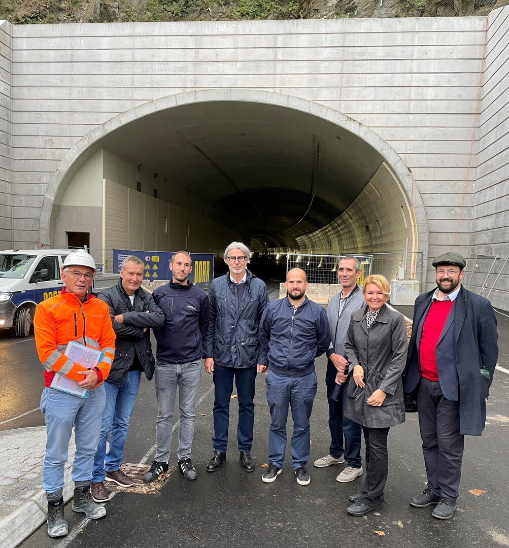Projektleiter Franz Sempelmann (l.), Wolfgang Hafner (KMG-Geschäftsführer), Alexander Sadila (Leiter Abt. Straßenbau und Verkehr), Stadträtin Sandra Wassermann und Städtebund-Obmann Harald Ludwig (r.) besichtigten die Baustelle der Donaubrücke der A26.