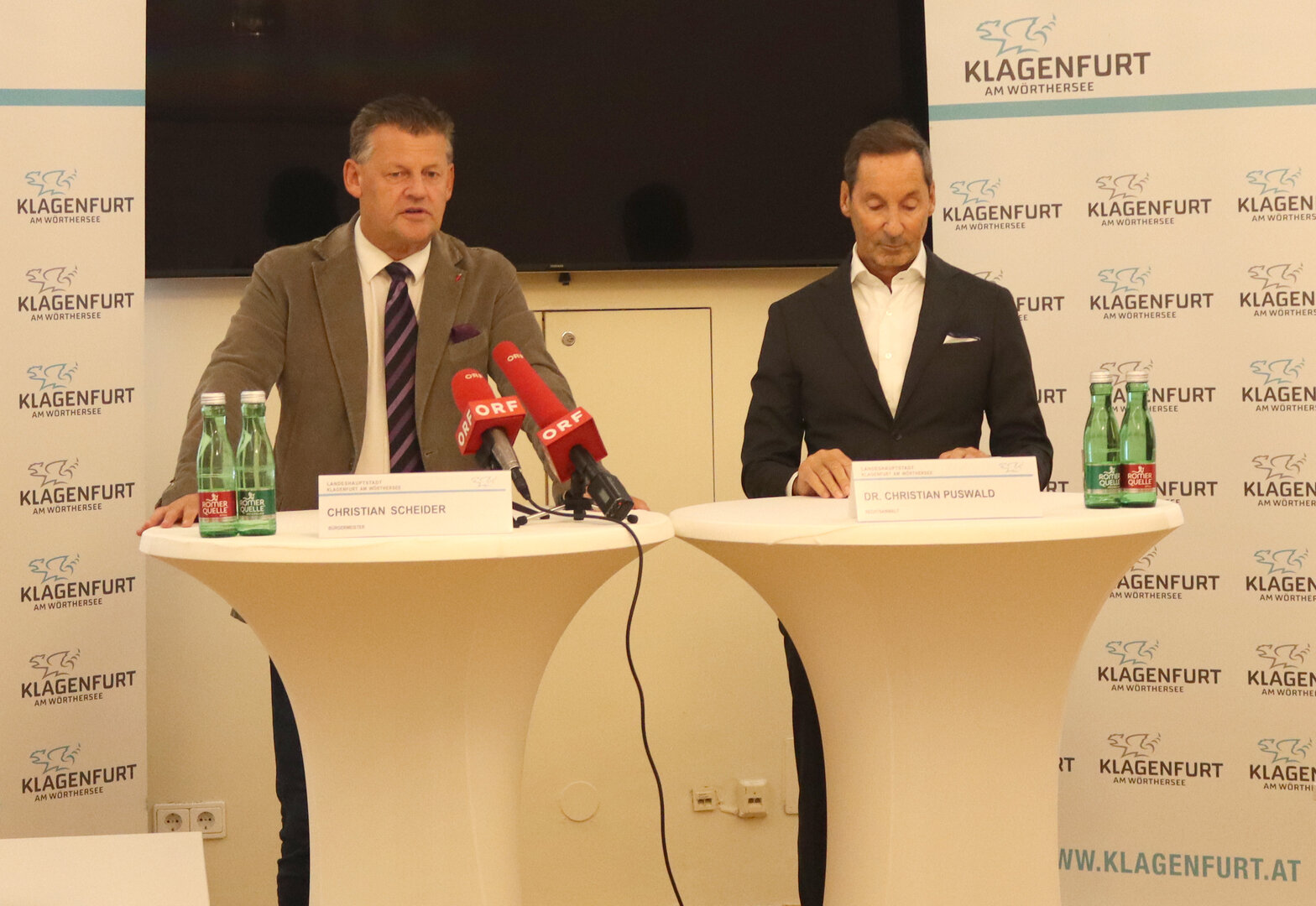 Bürgermeister Christian Scheider und Anwalt Dr. Christian Puswald  verkündeten heute, dass der Bescheid der Gemeindeaufsicht aufgehoben  wurde.    Foto: StadtKommunikation/Kaimbacher