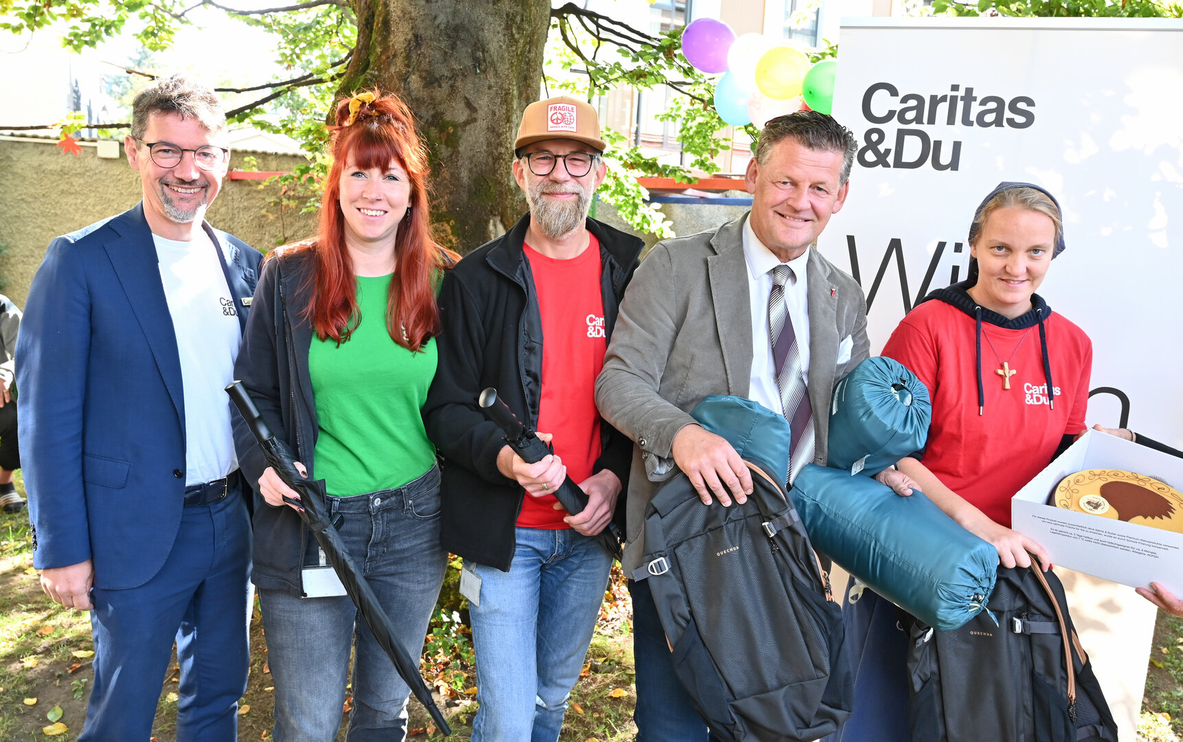 Caritas-Direktor Mag. Ernst Sandriesser mit Bürgermeister Christian Scheider und dem Team des Eggerheims beim Tag der offenen Tür. Foto: Hronek