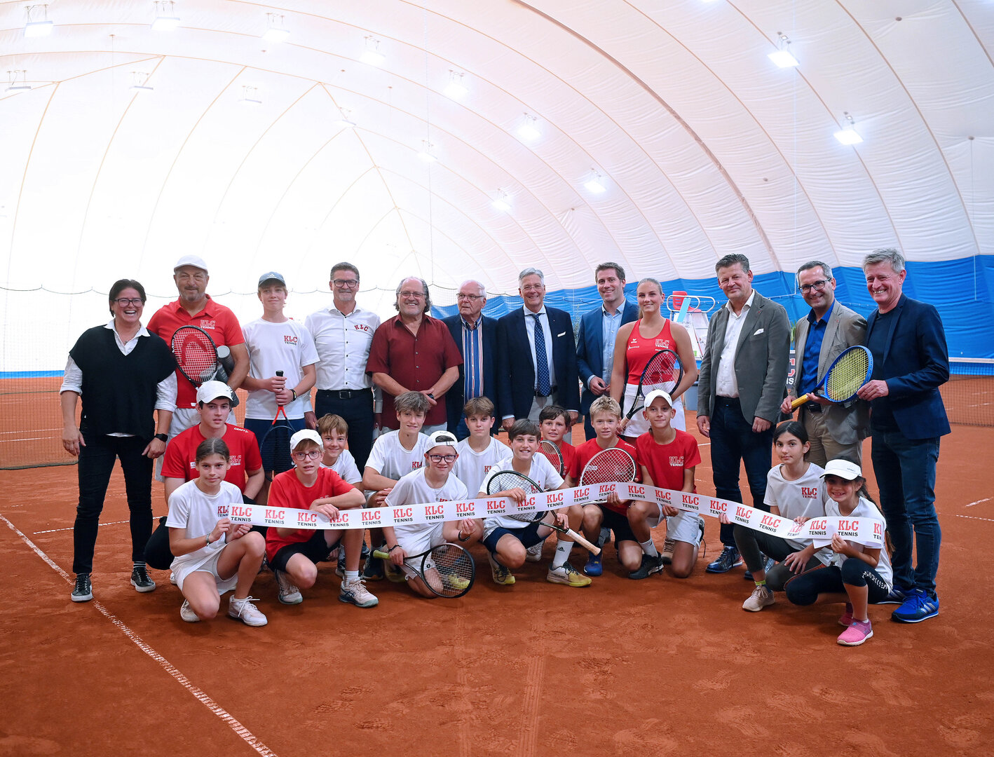 Betina Germann (Obfrau KLC), Josko Skugor (KLC Tennis Trainer), Werner Pullnig (Präsident KLC), Otto Gipfler (KLC Tennis), NR-Abg. a.D. Anton Leikam (Präsident ASKÖ Kärnten), LH Dr. Peter Kaiser, Vizebürgermeister Mag. Philipp Liesnig, Bürgermeister Christian Scheider, Sportstadtrat Mag. Franz Petritz, Landessportdirektor Mag. Arno Arthofer mit Sportlerinnen und Sportler des KLC Tennis. Foto: StadtKommunikation/Pessentheiner
