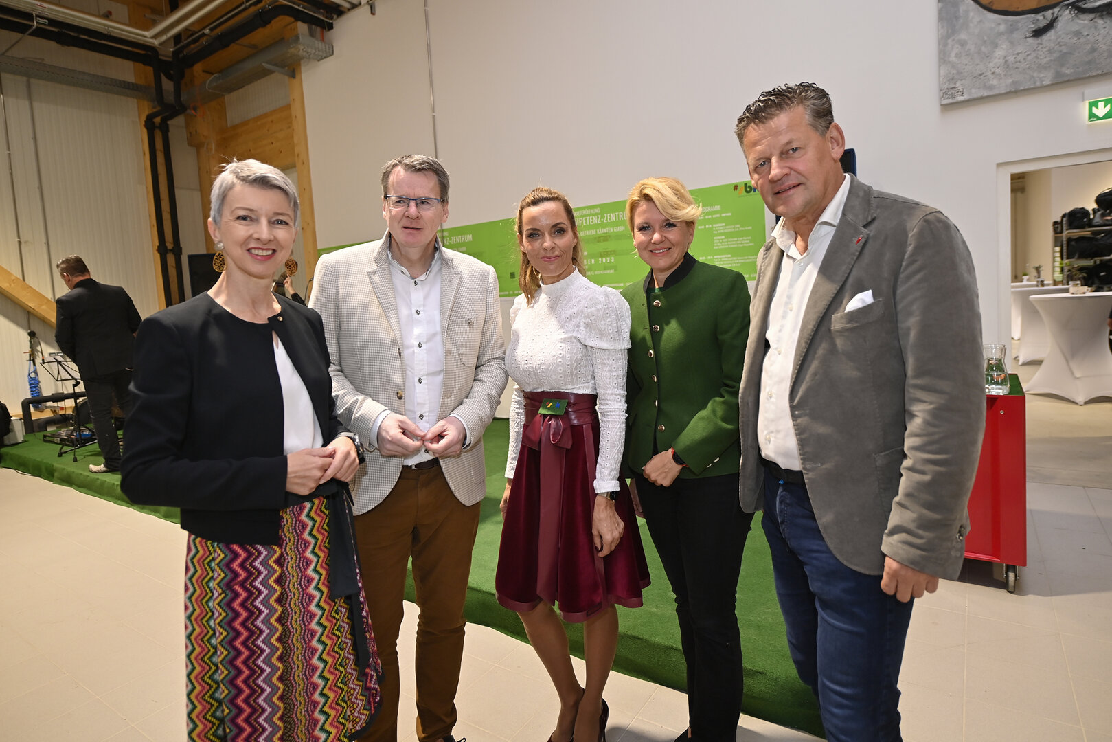 Landeshauptmann-Stellvertreterin Dr. Gaby Schaunig, AMS-Kärnten Geschäftsführer Mag. Peter Wedenig, SBK-Geschäftsführerin Dr. Elisabeth Niederer, Stadträtin Sandra Wassermann, BA und Bürgermeister Christian Scheider bei der Eröffnungsfeier des neuen SBK-Kompetenzzentrums. Foto: StadtKommunikation/Bauer