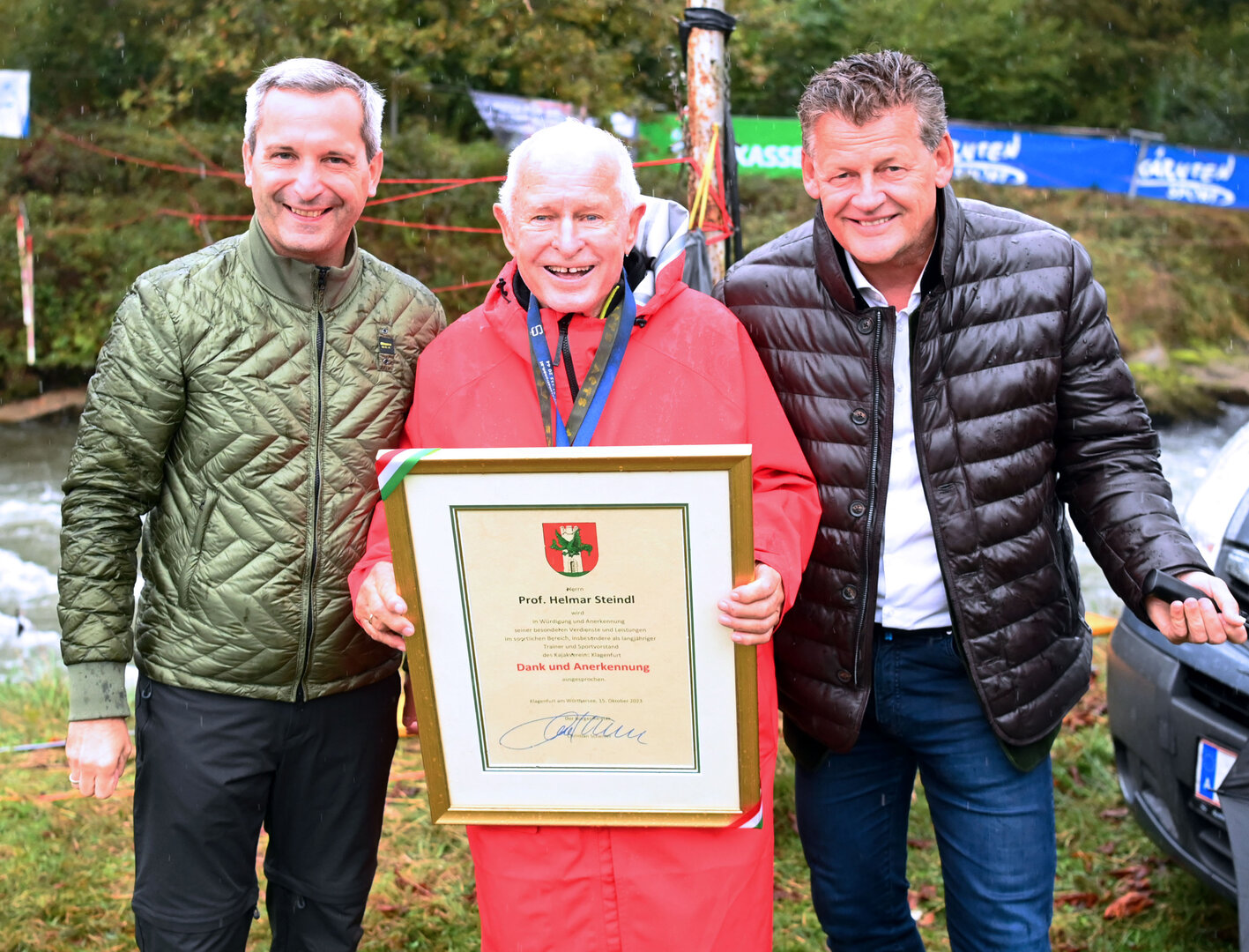 Helmar Steindl freute sich über die Dank und Anerkennungsurkunde, die ihm Bürgermeister Christian Scheider und Sportstadtrat Franz Petritz überreichten. Foto: StadtKommunikation/Pessentheiner
