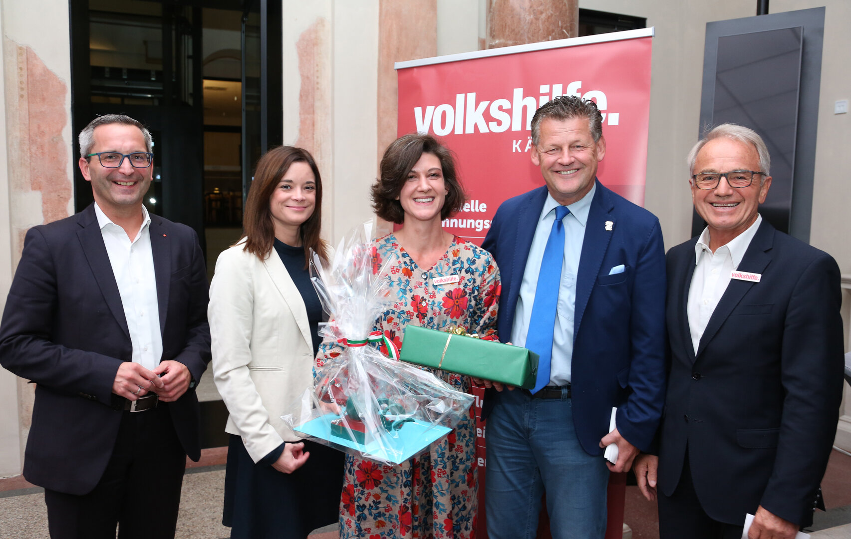 Stadtrat Mag. Franz Petritz, Frauenreferentin Stadträtin Mag. Corinna Smrecnik, Sozialarbeiterin Mara Lesjak BA MA, Sozialreferent Bürgermeister Christian Scheider und Präsident der Volkshilfe Kärnten Ewald Wiedenbauer. Foto: StadtKommunikation/Krainz