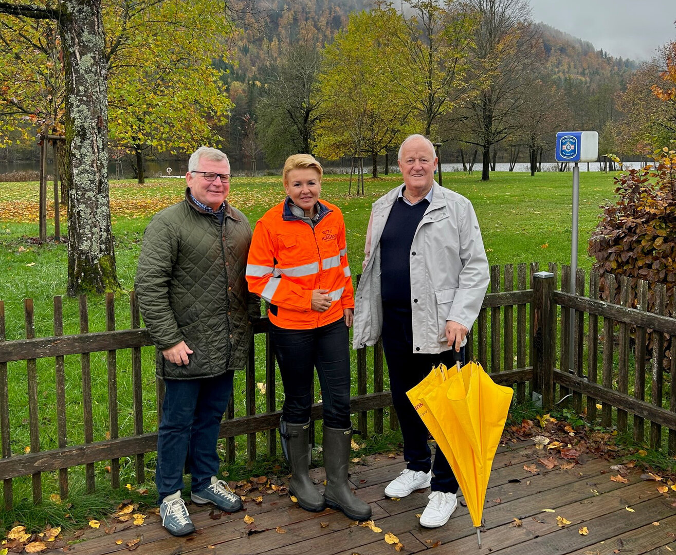 Franz Maidic (Firma CCE Ziviltechniker), Stadträtin Sandra Wassermann und Bürgermeister Gerhard Oleschko besichtigten gemeinsam die Rückhaltebecken in Keutschach.