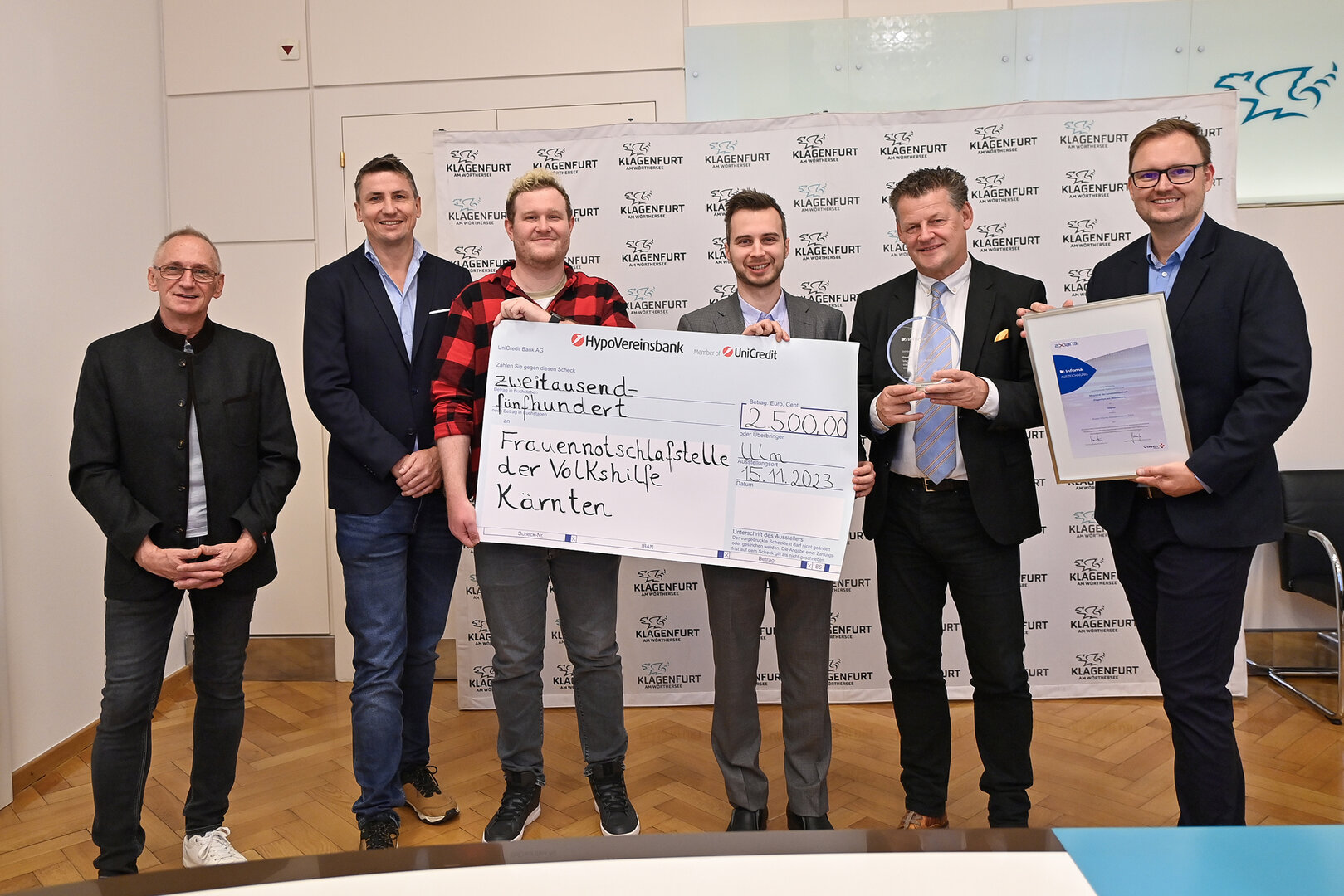 Übergabe des Innovationspreises und dem Scheck über 2.500 Euro im Rathaus: Werner Koch (Leiter Stabsstelle IT), Harald Rapitsch (Stabsstelle IT Gruppenleiter), Simon Pointner (Stabsstelle IT Applikationsbetreuer), Michael Gotthart (Axians Infoma), Bürgermeister Christian und Gerd Sarnitz (Geschäftsführer Axians Infoma).