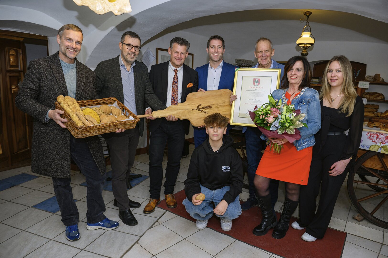 Die Gemeinderäte Michael Gußnig und Mag. Manfred Jantscher, Bürgermeister Christian Scheider, Vizebürgermeister Mag. Philipp Liesnig sowie Günther, Cvijeta, Magdalena und Max Sommer bei der gemeinsamen 40-Jahr-Jubiläumsfeier in der Kornstube (v.l.n.r.).