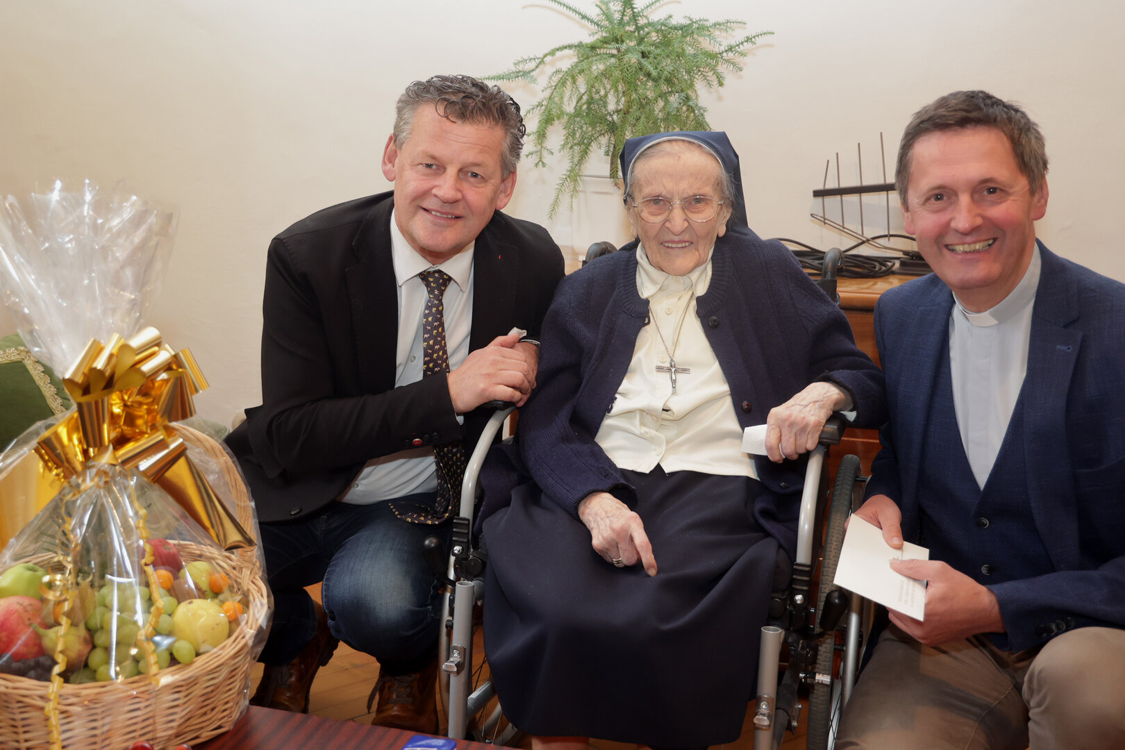 Bürgermeister Christian Scheider und Dompfarrer Dr. Peter Allmaier gratulieren Maria Nopp zum besonderen Ehrentag. Foto: StadtKommunikation/Wajand