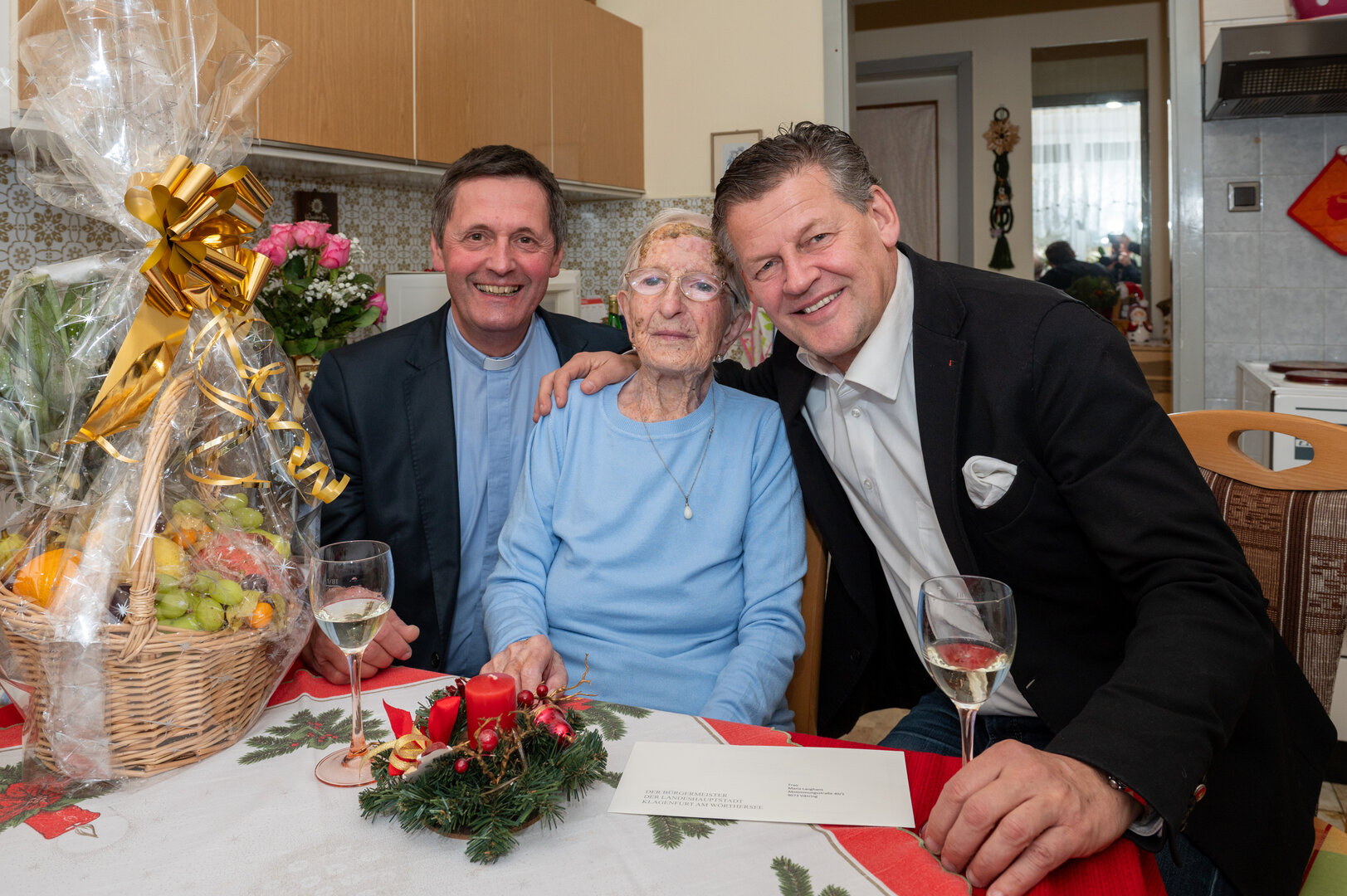 Maria Langhans durfte sich an ihrem Geburtstag über die persönlichen Glückwünsche des Bürgermeisters und von Dompfarrer Dr. Peter Allmaier freuen.  Fotos: StadtKommunikation / Hude