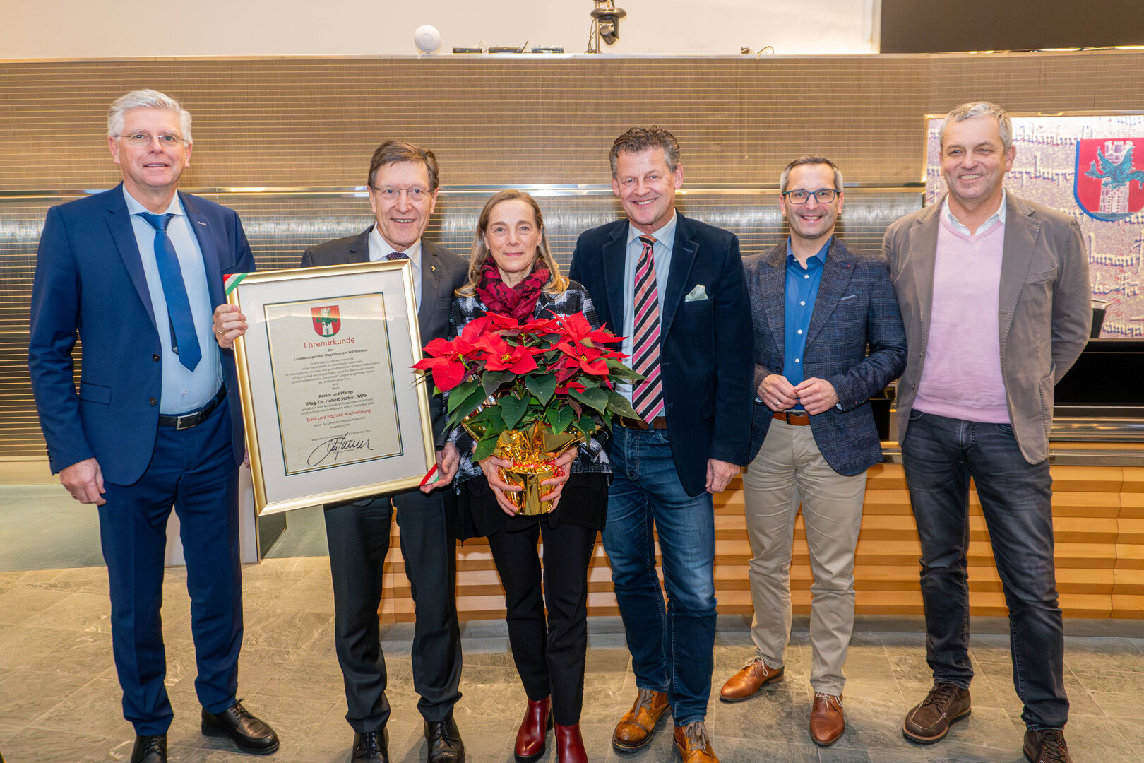 Pfarrer Mag. Dr. Hubert Stotter, MAS, erhielt am Dienstag im Rathaus  die Ehrenurkunde der Landeshauptstadt Klagenfurt. V.l.: Vizebürgermeister  Prof. Mag. Alois Dolinar, Pfarrer Mag. Dr. Hubert Stotter mit seiner Gattin,  Bürgermeister Christian Scheider, Stadtrat Mag. Franz Petritz und Stadtrat Max  Habenicht. Foto: StadtKommunikation/Wiedergut