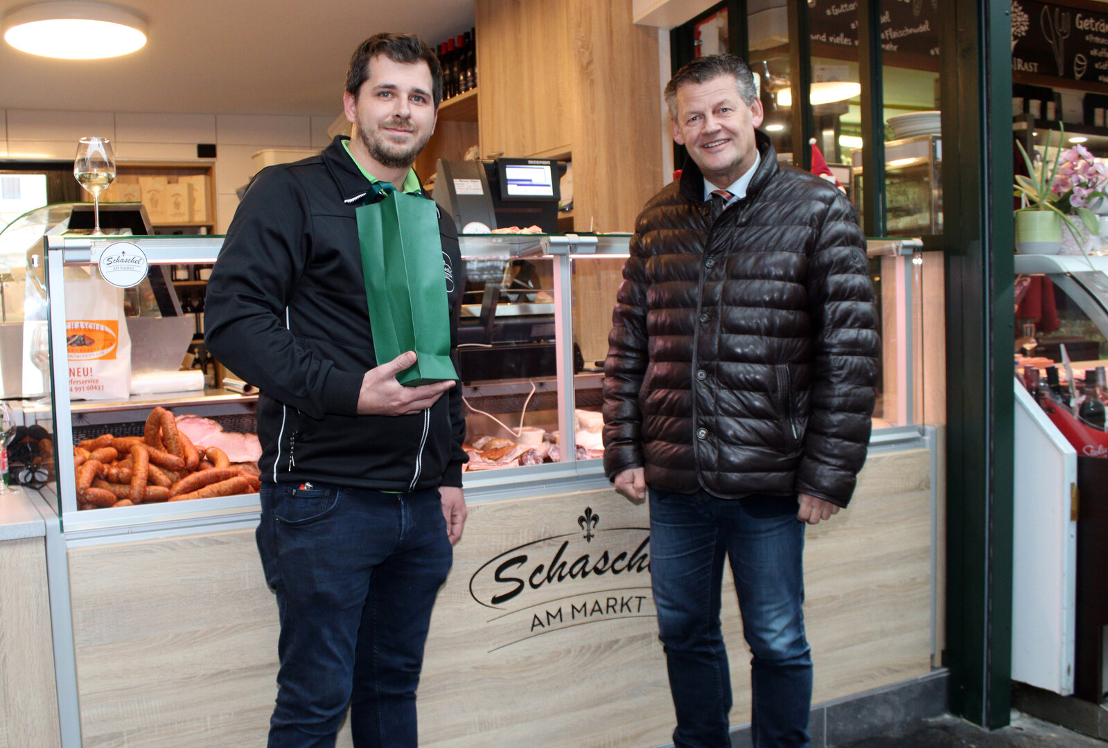 Marktreferent Bürgermeister Christian Scheider hieß Junior-Chef Stepahn Schaschel am Benediktinermarkt herzlich willkommen. Foto: StadtKommunikation/Kaimbacher