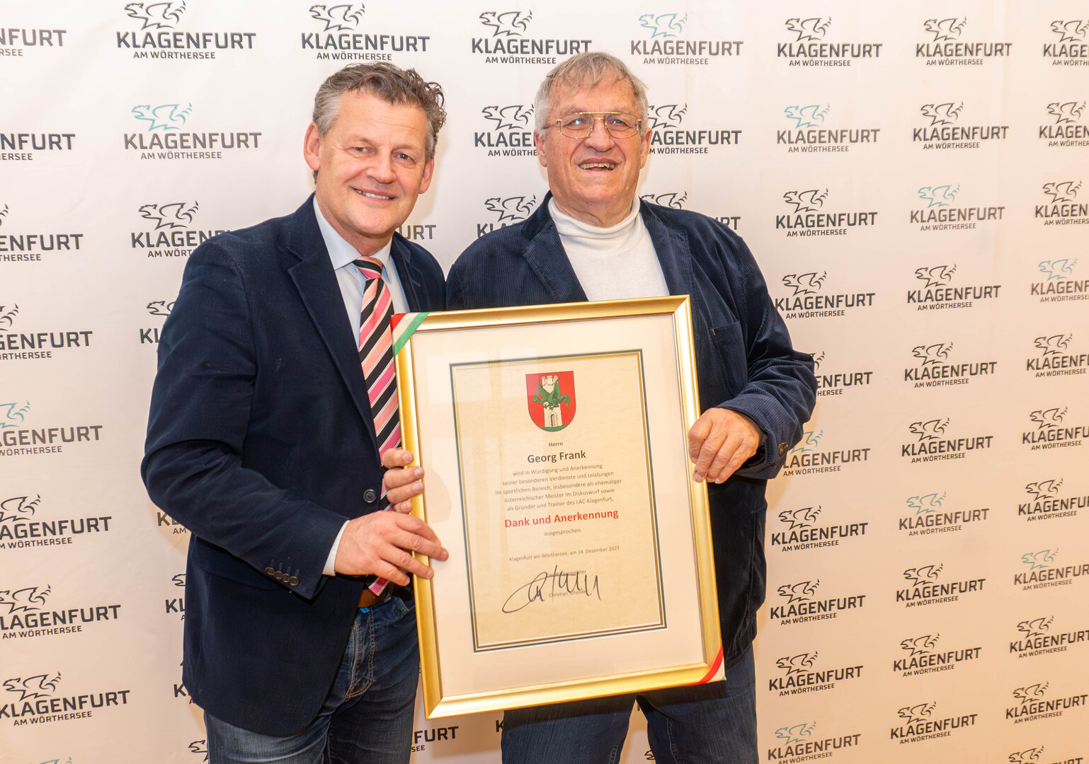 Bürgermeister Christian Scheider ehrte Georg Frank mit der Dank- und  Anerkennungs Urkunde der Landeshauptstadt Klagenfurt.  Foto: StadtKommunikation/Wiedergut