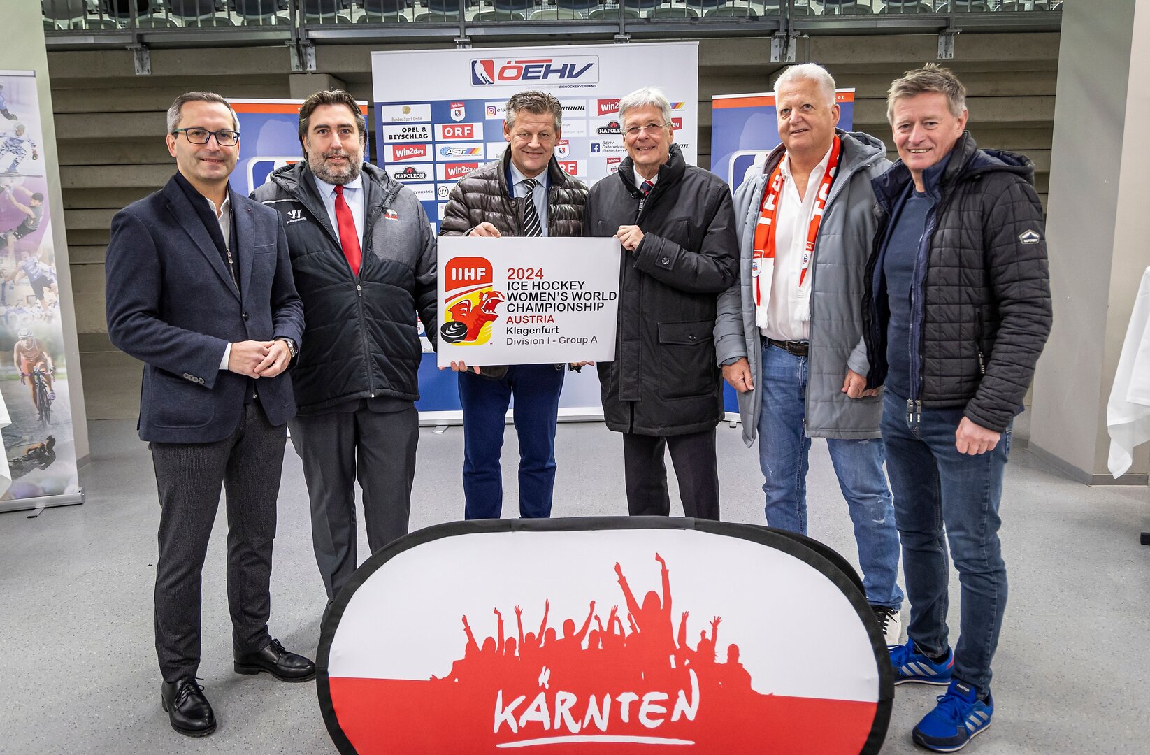 Präsentieren die Dameneishockey-WM: Sportstadtrat Franz Petritz, Martin Kogler (ÖEHV), Bürgermeister Christian Scheider, Landeshauptmann Peter Kaiser, Klaus Hartmann (ÖEHV-Präsident) und Landessportdirektor Arno Arthofer (v.l.n.r.). 