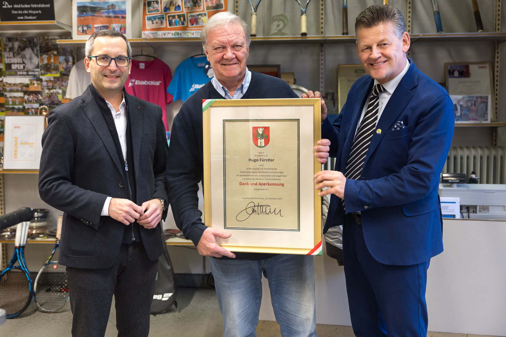 Freitagabend erhielt Hugo Fürstler von Bürgermeister Christian  Scheider und Sportreferent Stadtrat Mag. Franz Petritz die Dank- und  Anerkennungs Urkunde.  Foto: StadtKommunikation/Kulmer