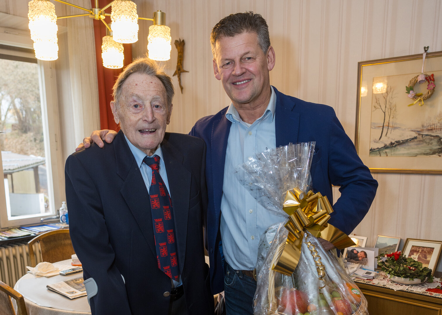 Bürgermeister Christian Scheider besuchte Alfred Schlagg in seinem  Geburtshaus in Klagenfurt anlässlich seines 103. Geburtstages. Foto: StadtKommunikation/Kulmer