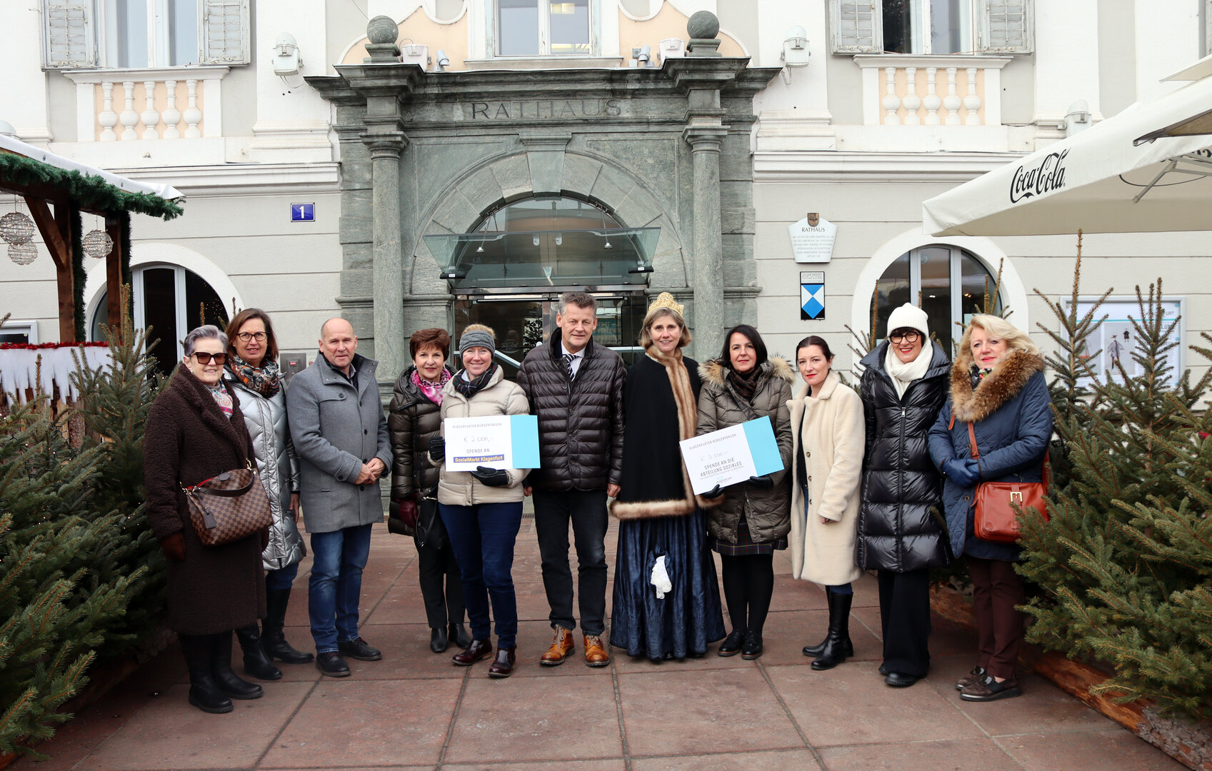 Gertraud Zwick und Karin Malle mit weiteren Mitgliedern des Vereins (Bürgerfrauen), Mag. Theres Leber (SOMA), Joachim Katzenberger, MA, Manuela Smid, Nadja Reiter, MSc, (Abteilung Soziales) und Bürgermeister Christian Scheider bei der Spendenübergabe. Foto: StadtKommunikation/Kaimbacher