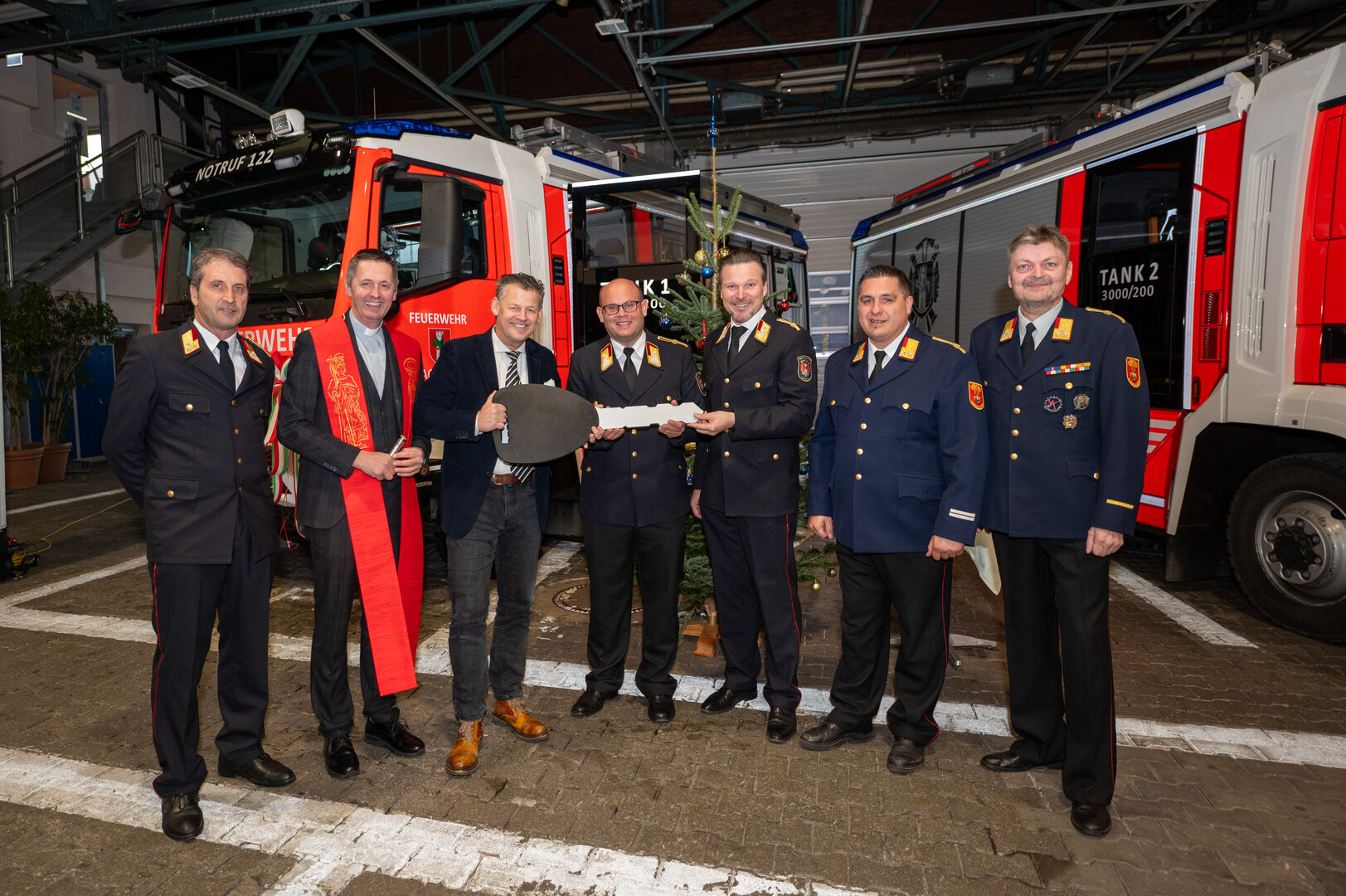 Ing. Robert Ratheiser, Dompfarrer Dr. Peter Allmaier, Bürgermeister Christian Scheider, DI Herbert Schifferl (Leiter BF), Wolfgang Germ (Stv. Leiter BF) sowie Bezirksfeuerwehrkommandant Gerhard Egger und sein Stellvertreter Franz Socher bei der obligatorischen Schlüsselübergabe der neuen Tanklöschfahrzeuge (v.l.n.r.).